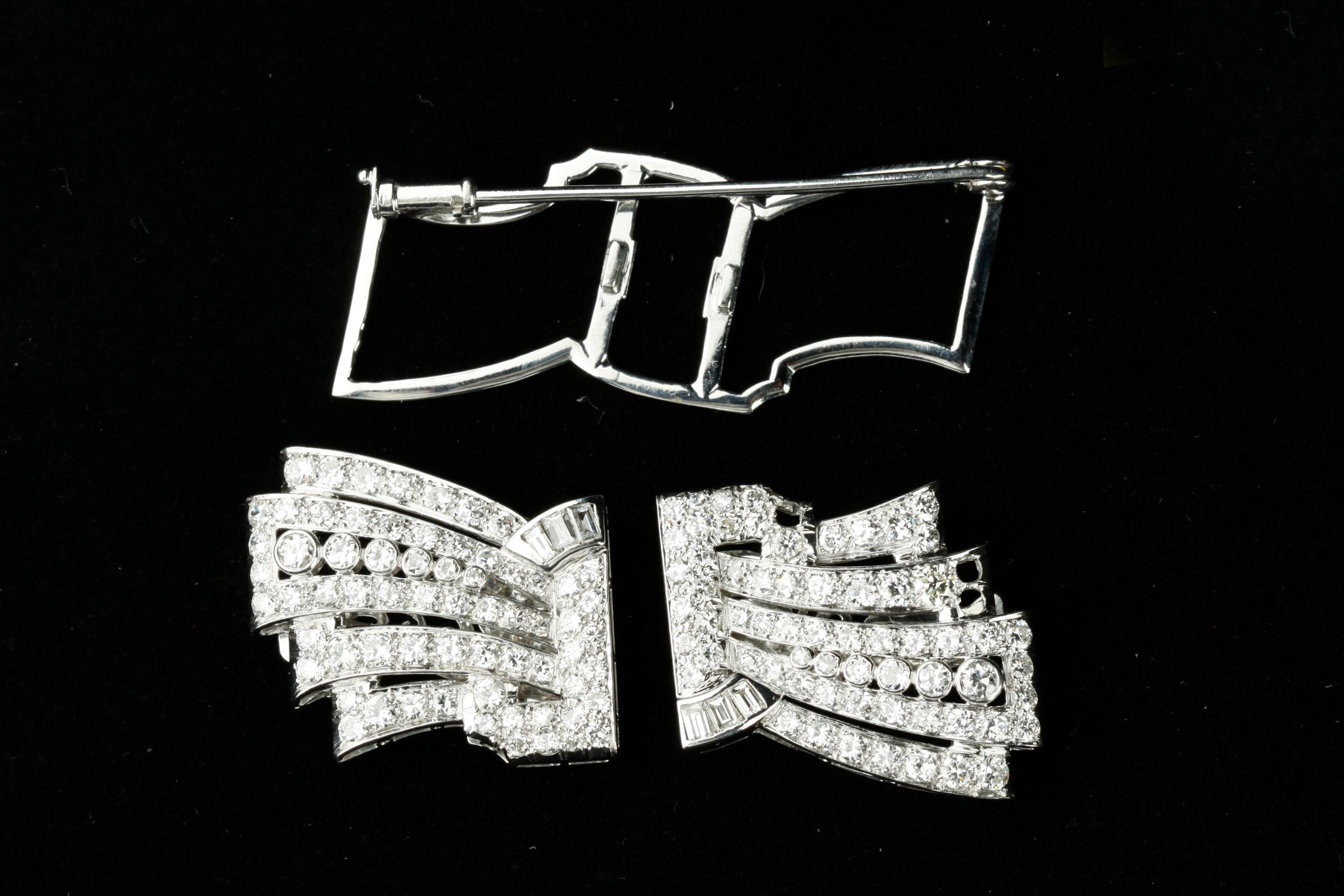 Verwandelbare Platin- und Goldbrosche mit 5,10 Karat Diamant im Art-déco-Stil (Rundschliff) im Angebot