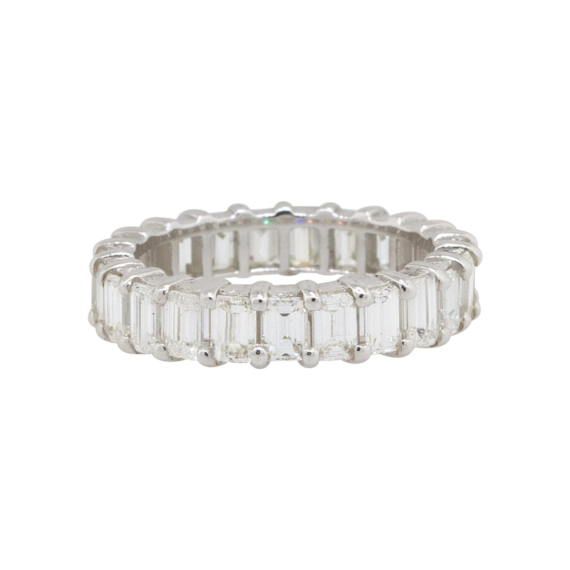 5.10 Karat Smaragdschliff Diamant Eternity Band 18 Karat auf Lager im Angebot 2