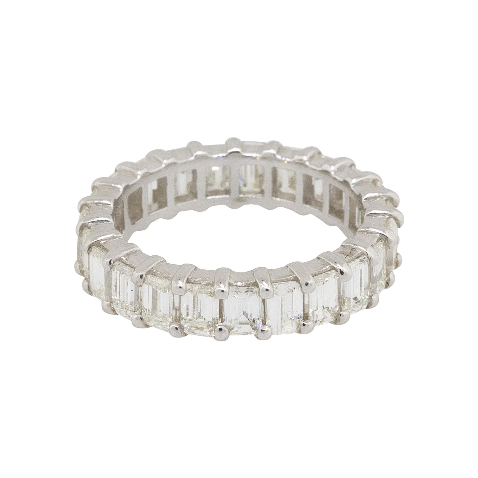 5.10 Karat Smaragdschliff Diamant Eternity Band 18 Karat auf Lager im Angebot 3