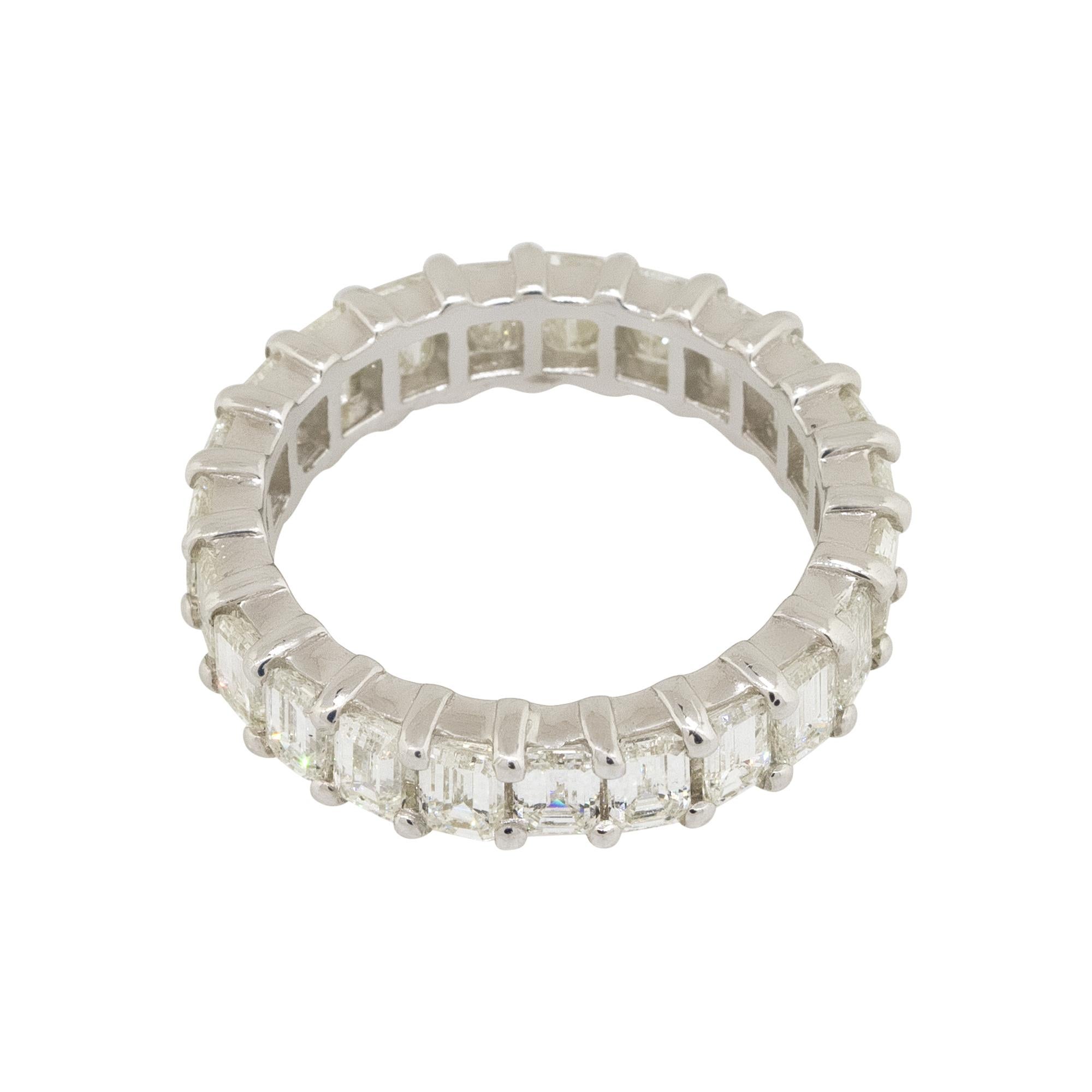 5.10 Karat Smaragdschliff Diamant Eternity Band 18 Karat auf Lager im Angebot 4