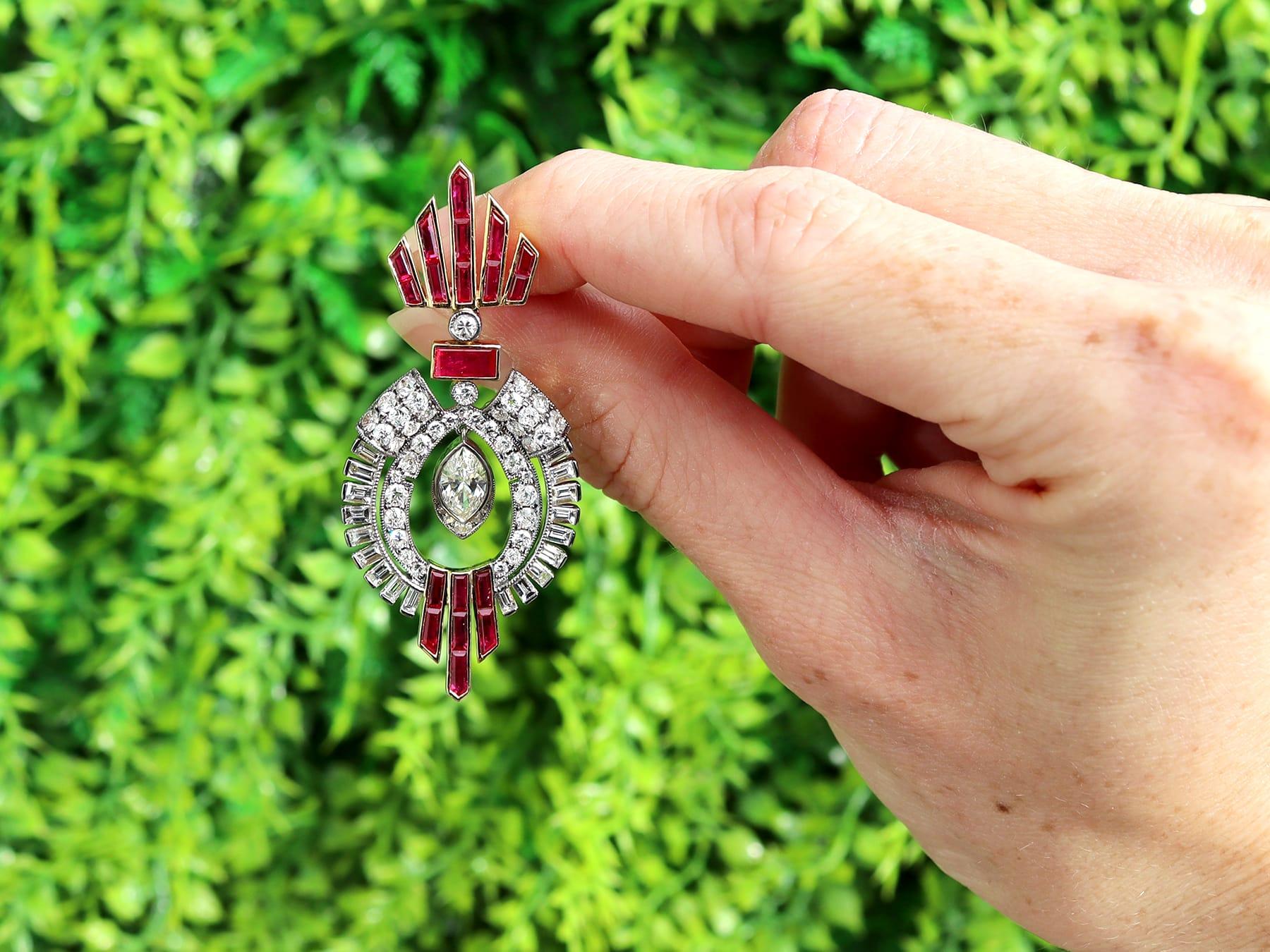 Un paio di orecchini a goccia di 5,10 carati di rubino naturale del Mozambico e 5,38 carati di diamanti, in oro giallo 18 carati e oro bianco 18 carati, confezionati; parte delle nostre collezioni di gioielli vintage con rubini.

Questi splendidi,