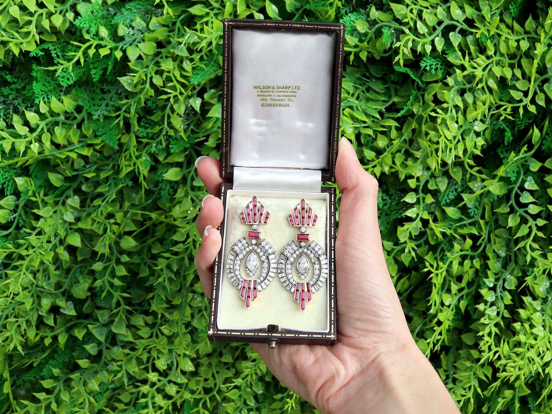 Art Déco Orecchini a goccia in oro giallo 18k con rubino del Mozambico da 5,10 carati e diamante da 5,38 carati in vendita