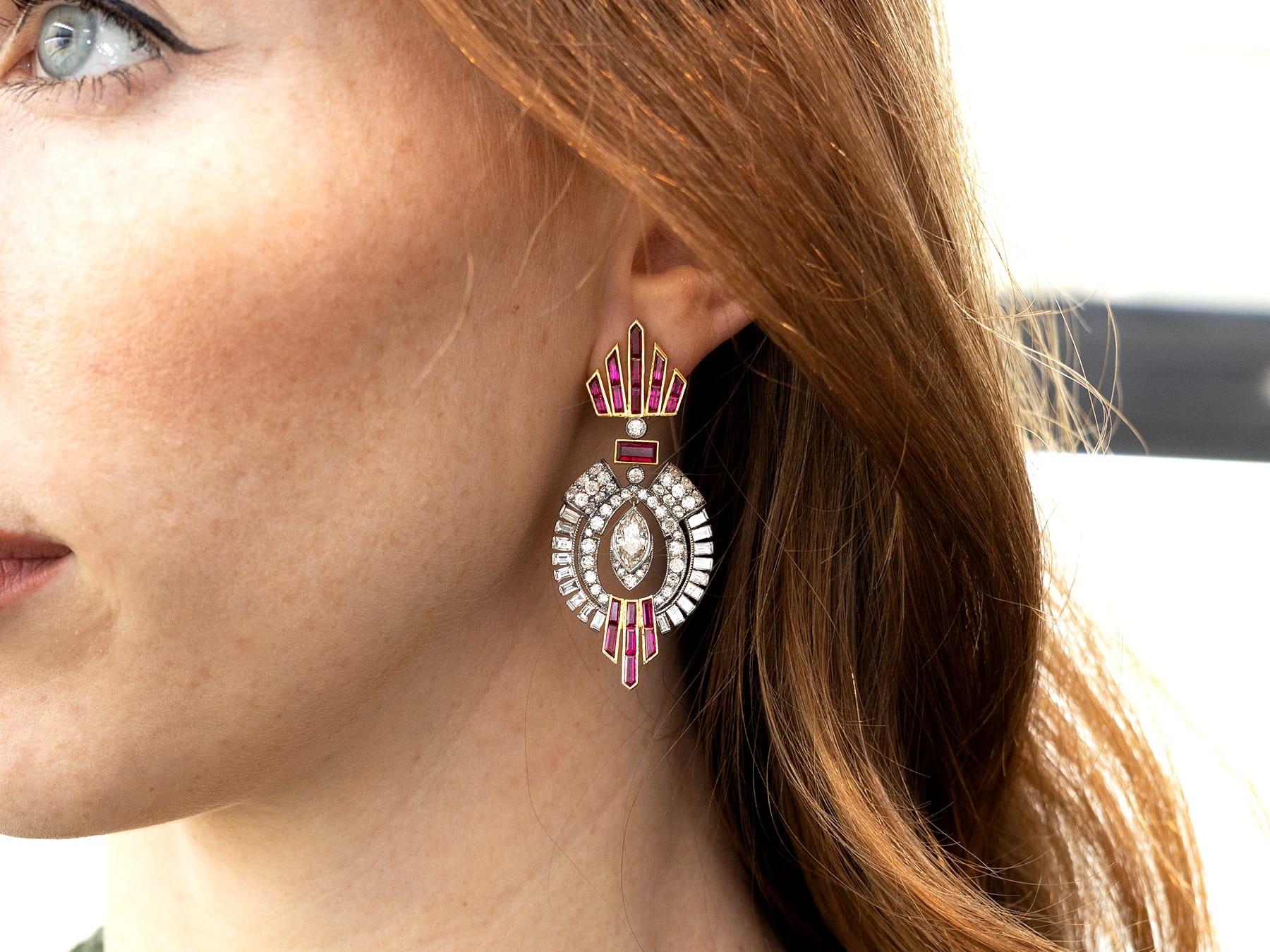 Orecchini a goccia in oro giallo 18k con rubino del Mozambico da 5,10 carati e diamante da 5,38 carati In condizioni ottime in vendita a Jesmond, Newcastle Upon Tyne