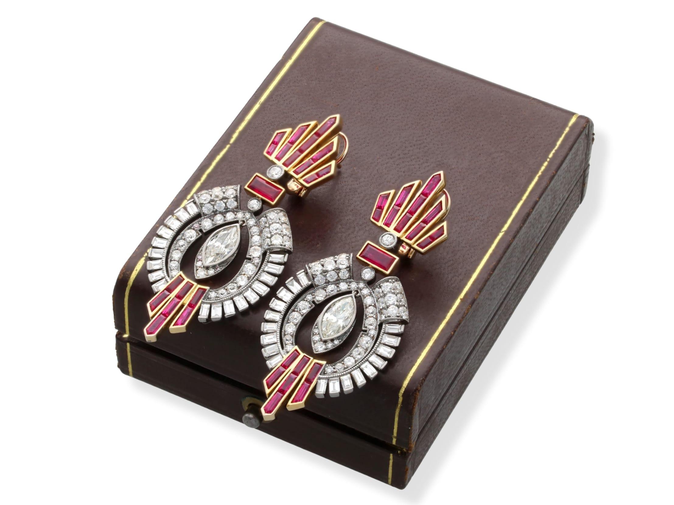 Orecchini a goccia in oro giallo 18k con rubino del Mozambico da 5,10 carati e diamante da 5,38 carati in vendita 1