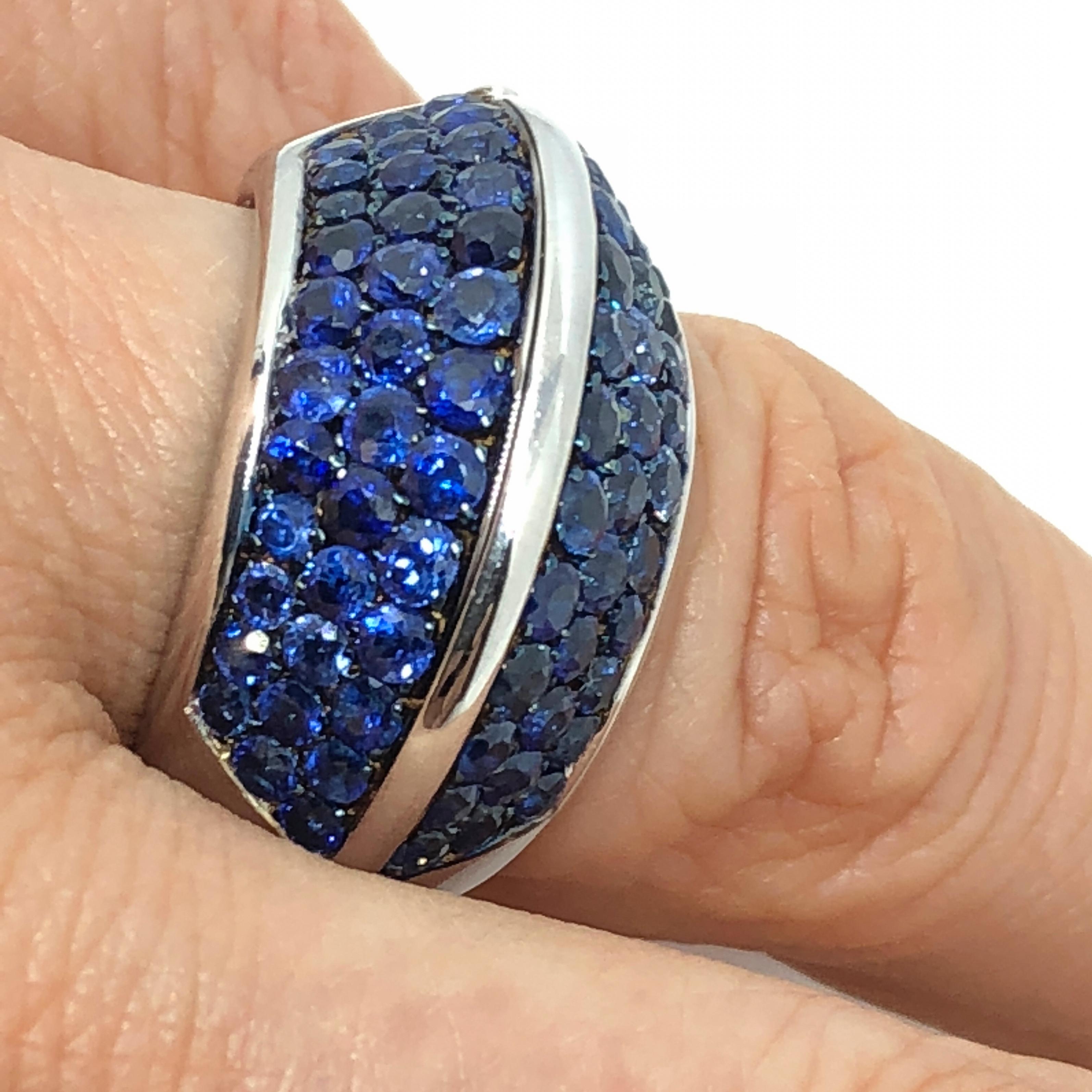 Brilliant Cut Berca 5.10Kt Natural Blue Sapphire Black White Gold Pyramid Shaped Cocktail Ring For Sale