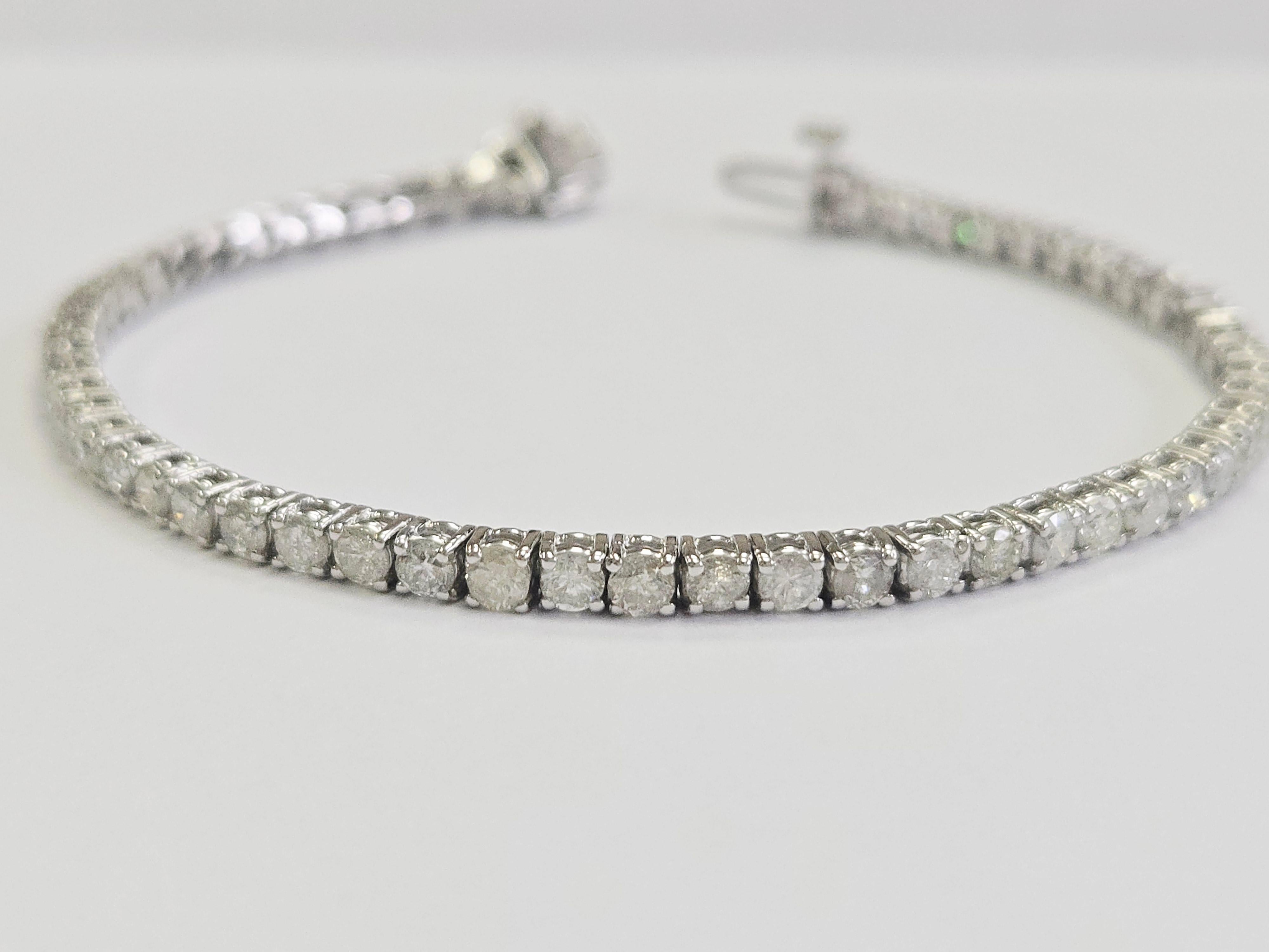 Stunning Tennis Bracelet with Round Brilliant Cut White Diamonds

This exquisite tennis bracelet features round brilliant cut white diamonds, renowned for their exceptional shine and brilliance. Set in a classic four-prong design with 14k white