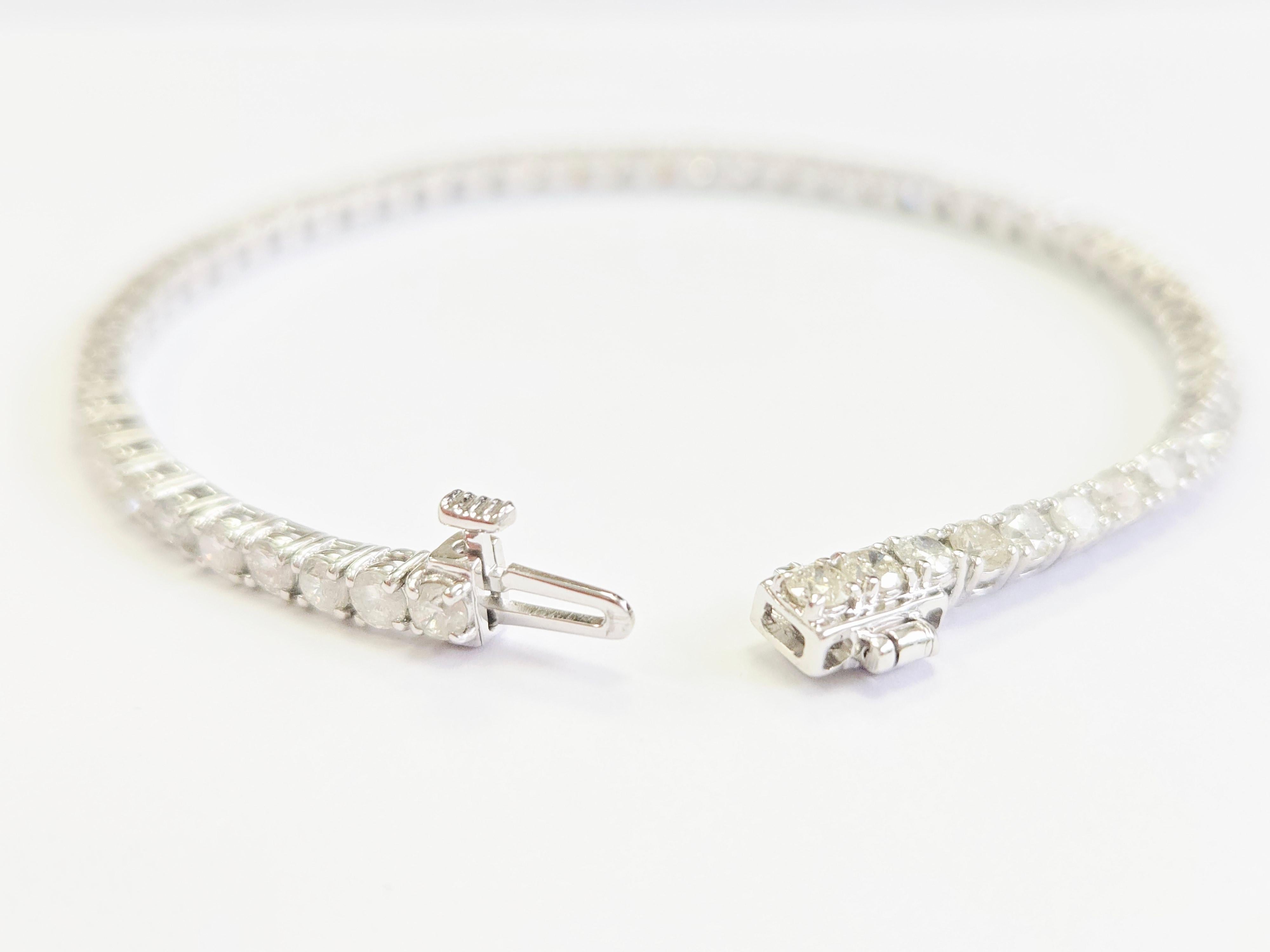 Modern 5.10 Carat Natural Diamond Tennis Bracelet 14 Karat White Gold For Sale