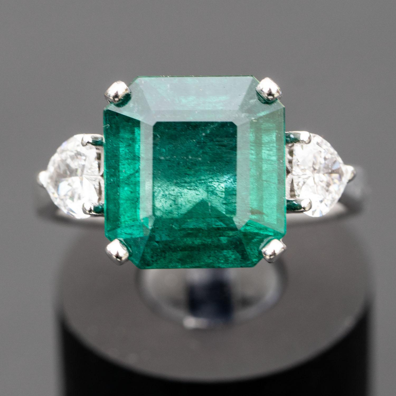 This gorgeous green emerald ring will impress everyone around you. It features a large emerald 5.10  carat top green emerald, adorned with 0.65 carat natural heart diamonds.

Natural Emerald Beryl
Shape and cutting style : Emerald
Measurements: 10mm