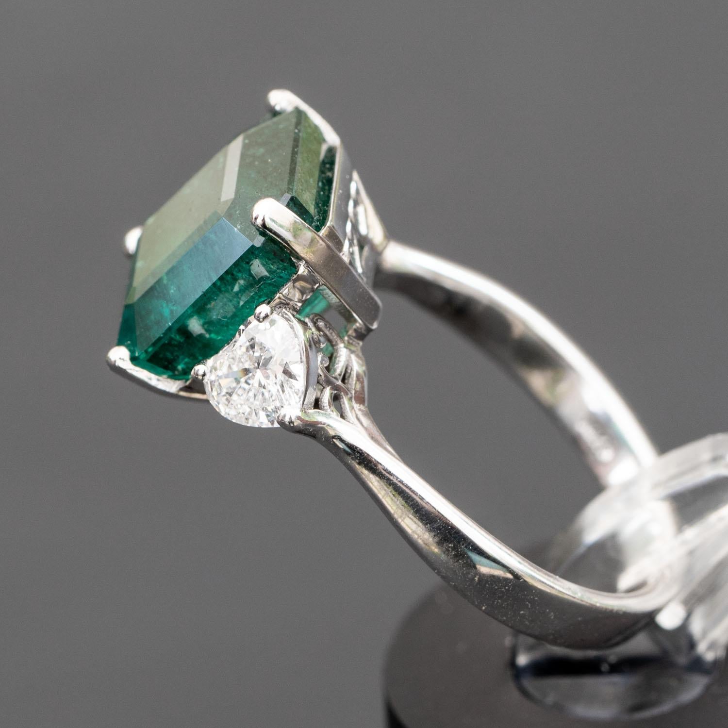 Art Deco 5.10 Carat Natural Emerald Engagement Ring, 0.65 Carat Natural Diamonds For Sale