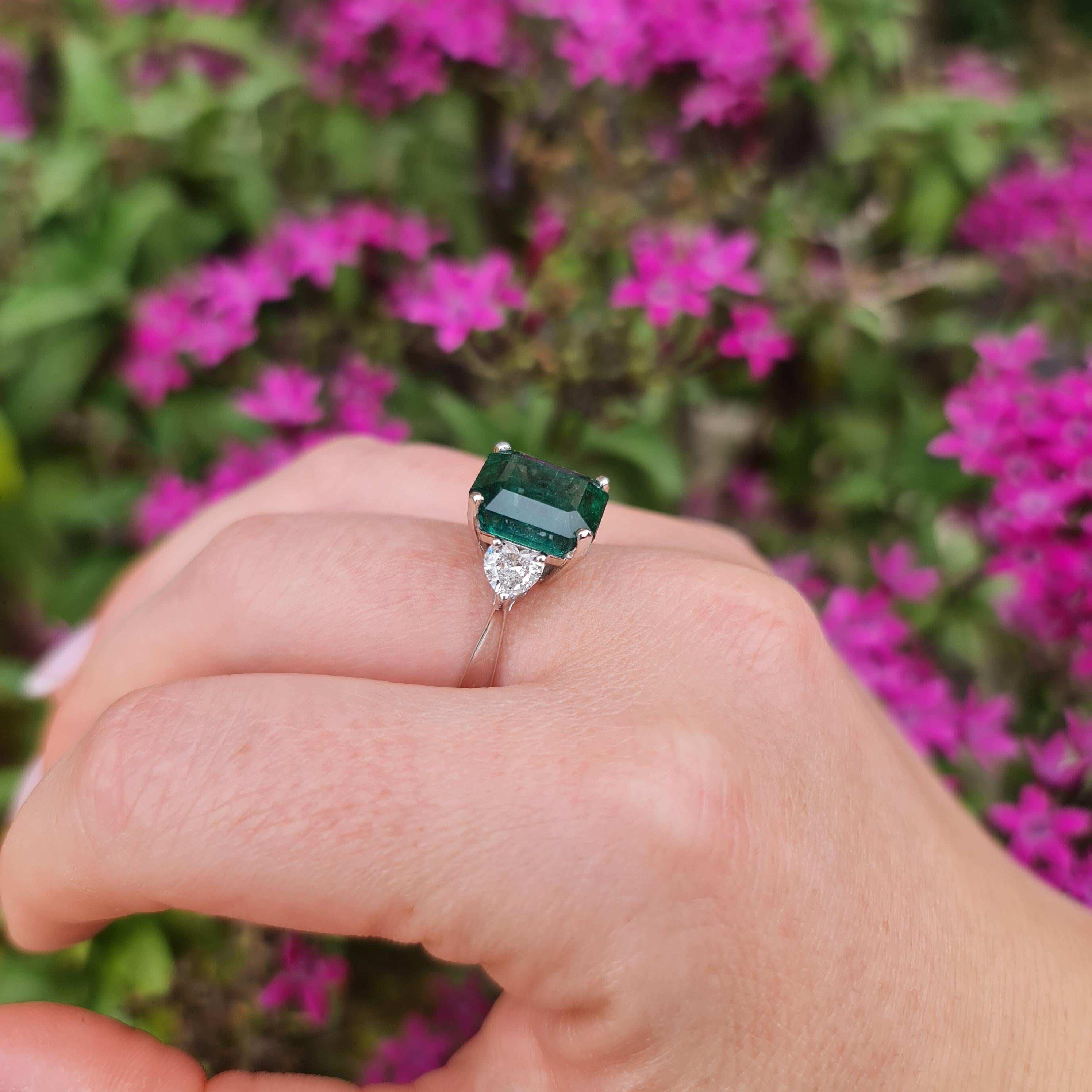 5.10 Carat Natural Emerald Engagement Ring, 0.65 Carat Natural Diamonds In New Condition For Sale In Ramat Gan, IL