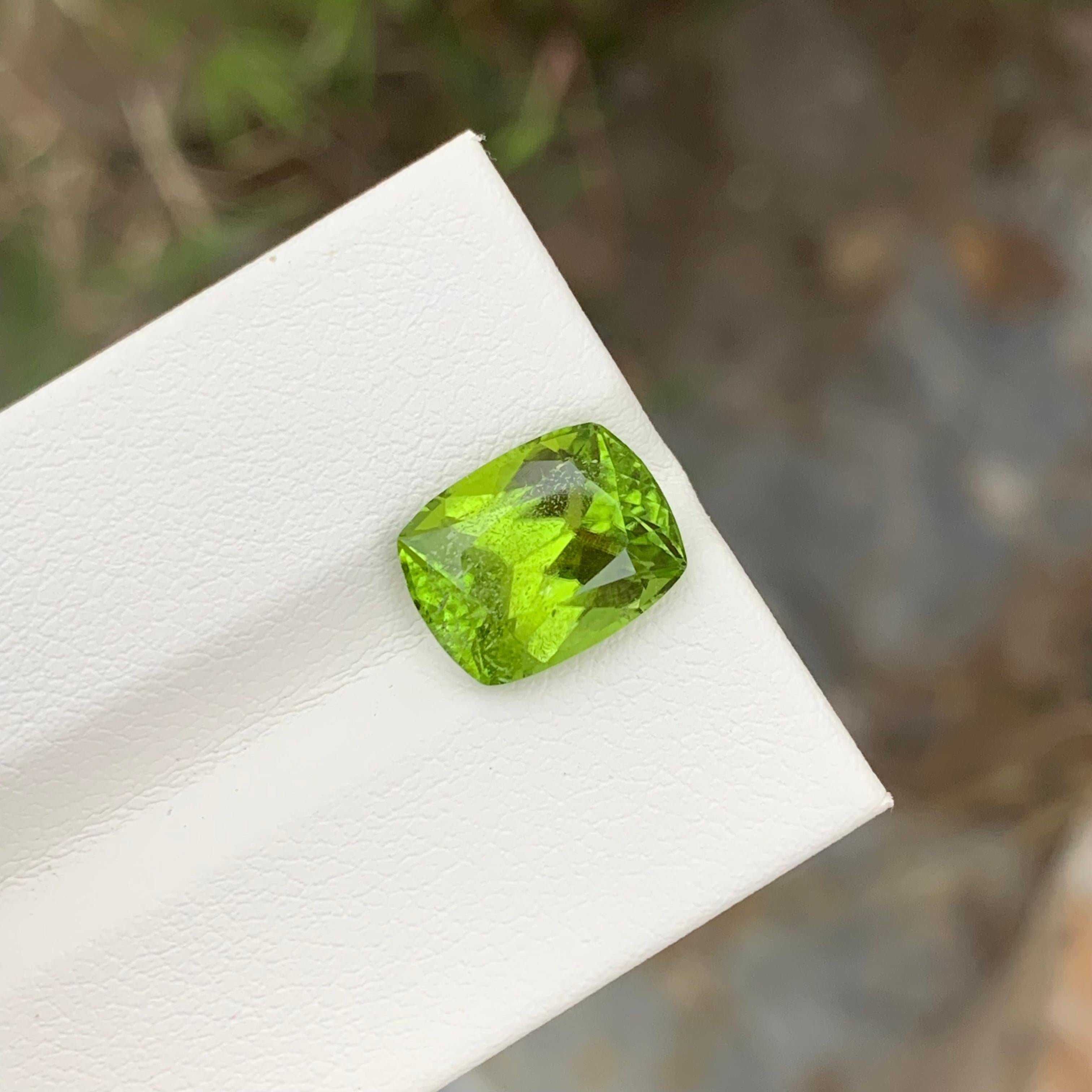 5.10 Carat Natural Loose Apple Green Peridot Cushion Shape Gem For Earth Mine  In New Condition For Sale In Peshawar, PK