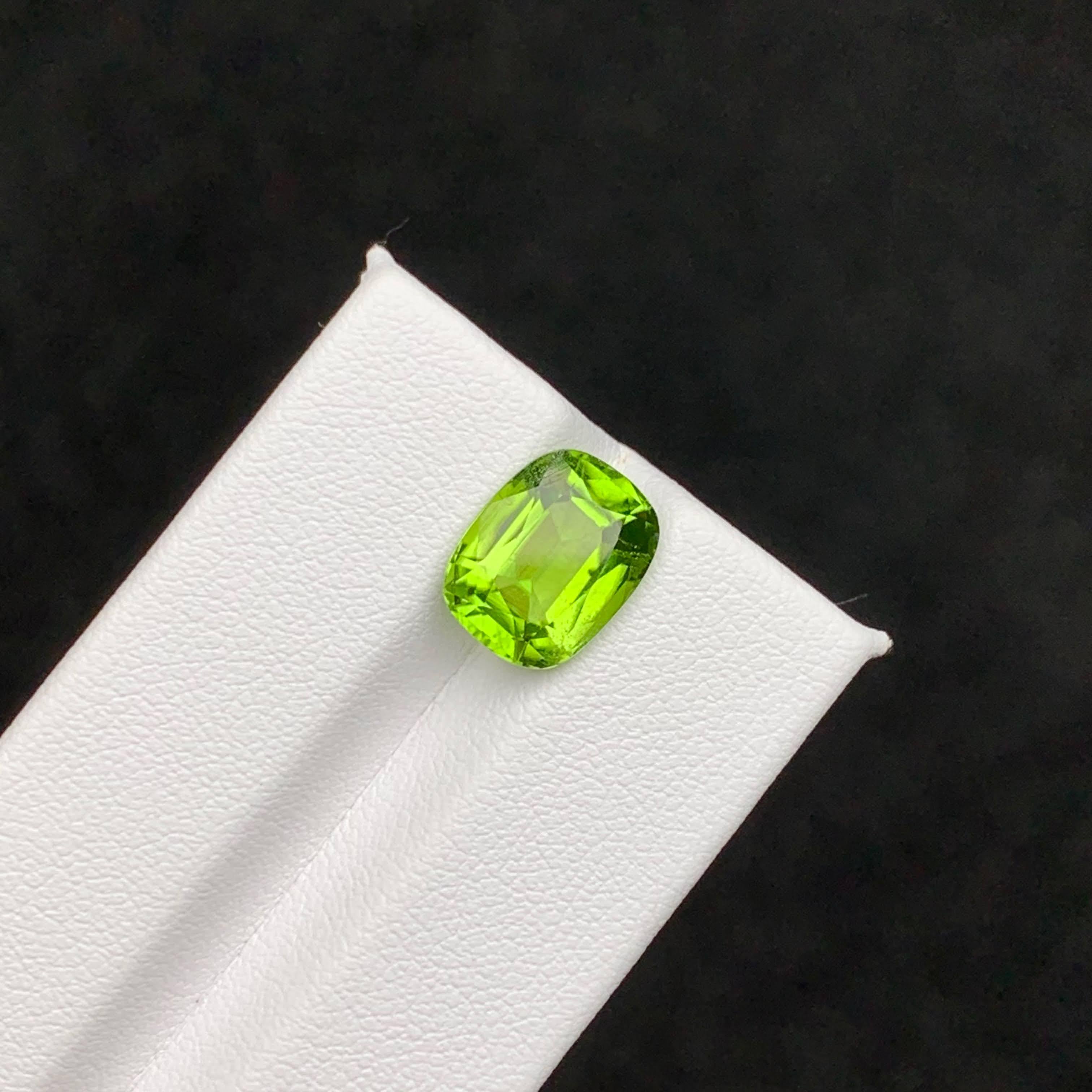 5.10 Karat Natürlicher loser grüner Peridot Stein Cushion Schliff Pakistanischer Edelstein (Moderne) im Angebot