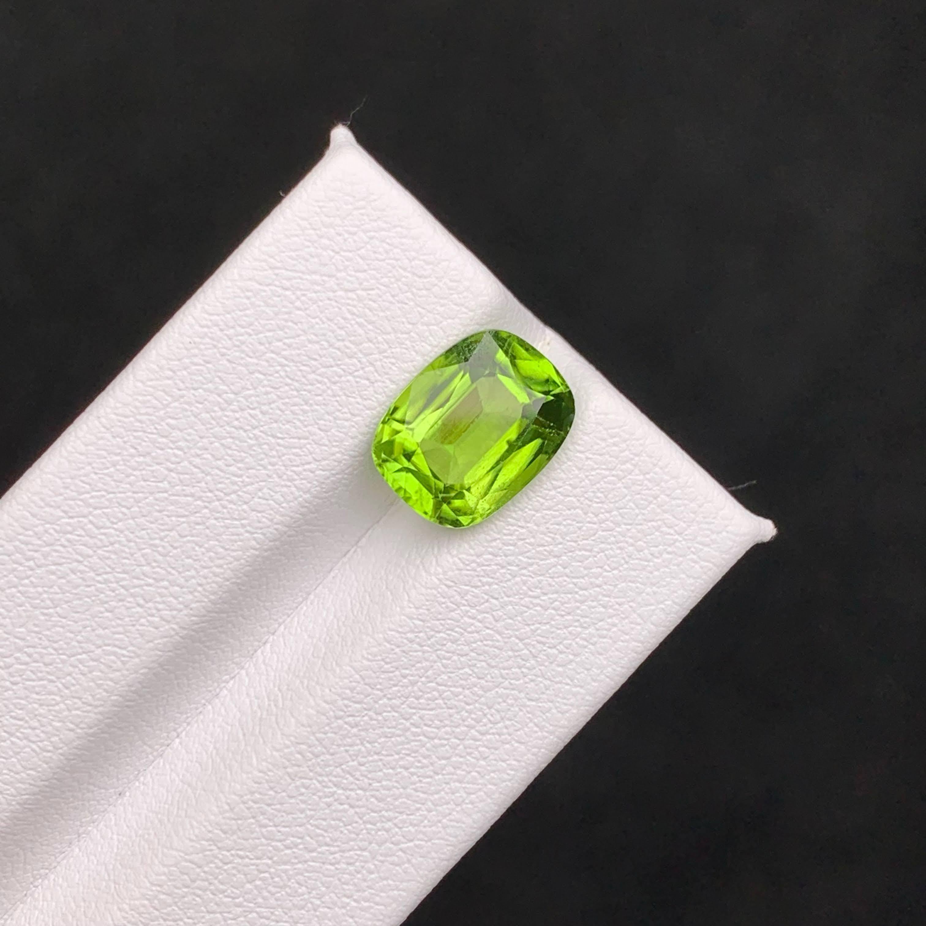 5.10 Karat Natürlicher loser grüner Peridot Stein Cushion Schliff Pakistanischer Edelstein (Kissenschliff) im Angebot