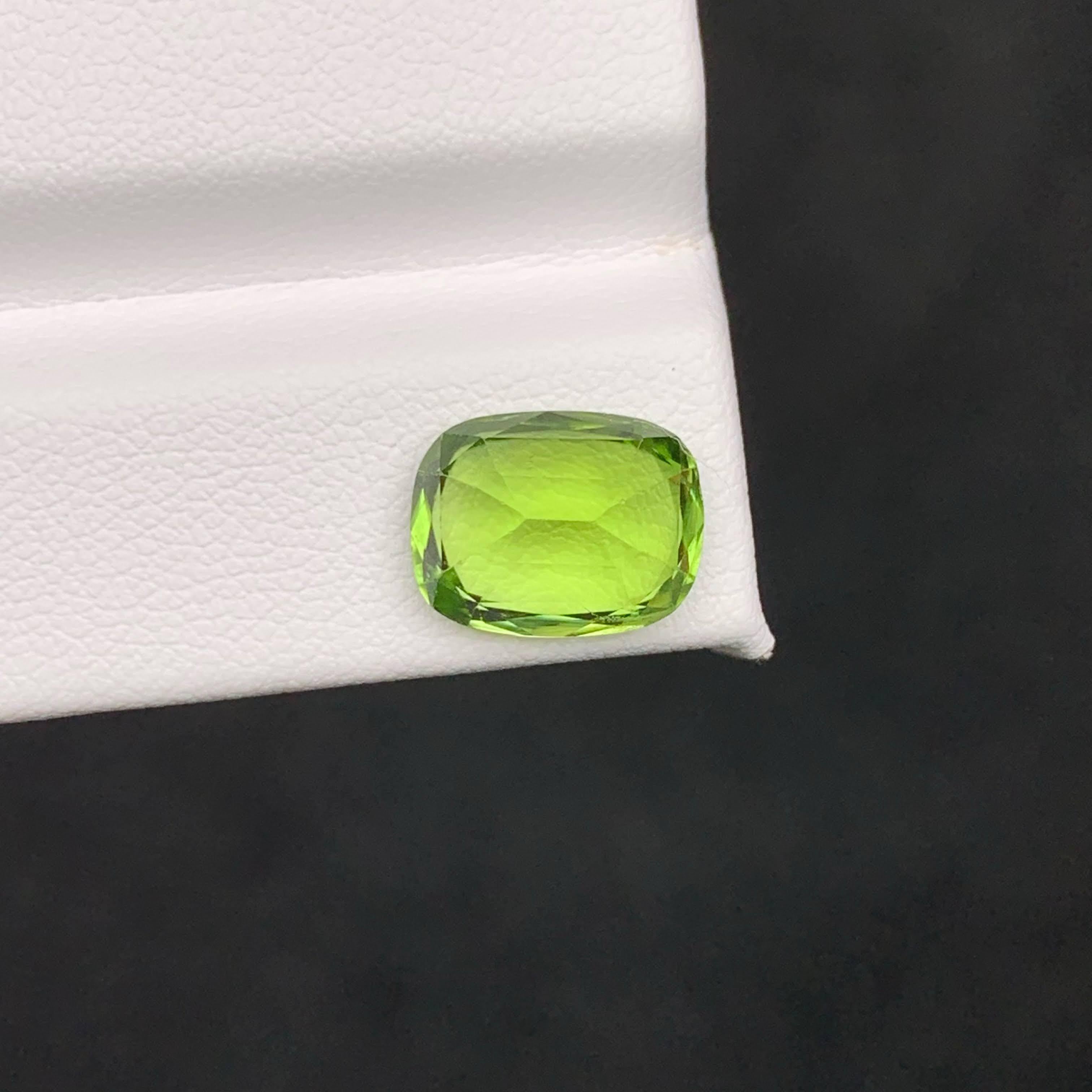 5.10 Karat Natürlicher loser grüner Peridot Stein Cushion Schliff Pakistanischer Edelstein für Damen oder Herren im Angebot