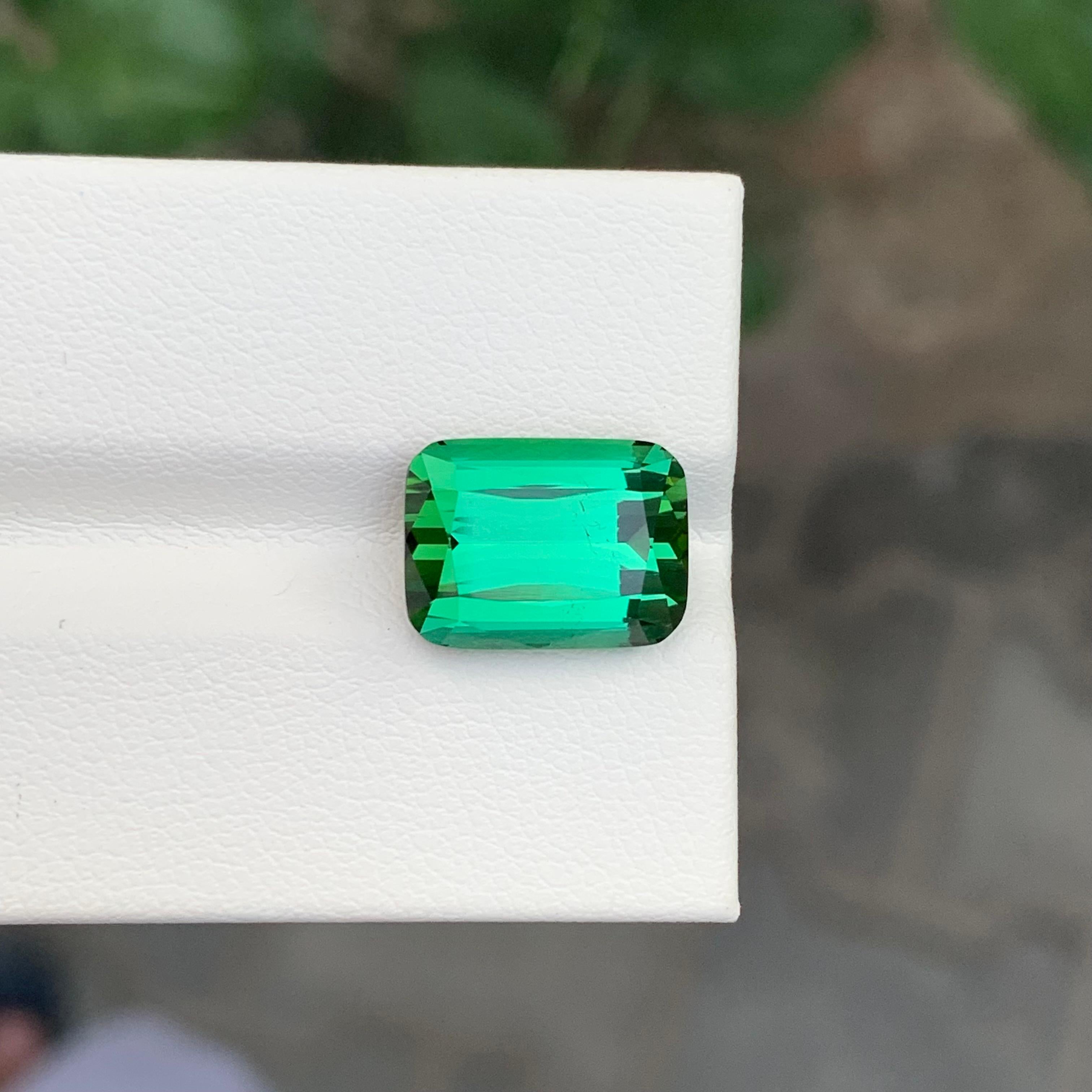 Arts and Crafts 5.10 Carat Natural Loose Green Tourmaline Cushion Shape Gemstone (Tourmaline verte en forme de coussin) en vente