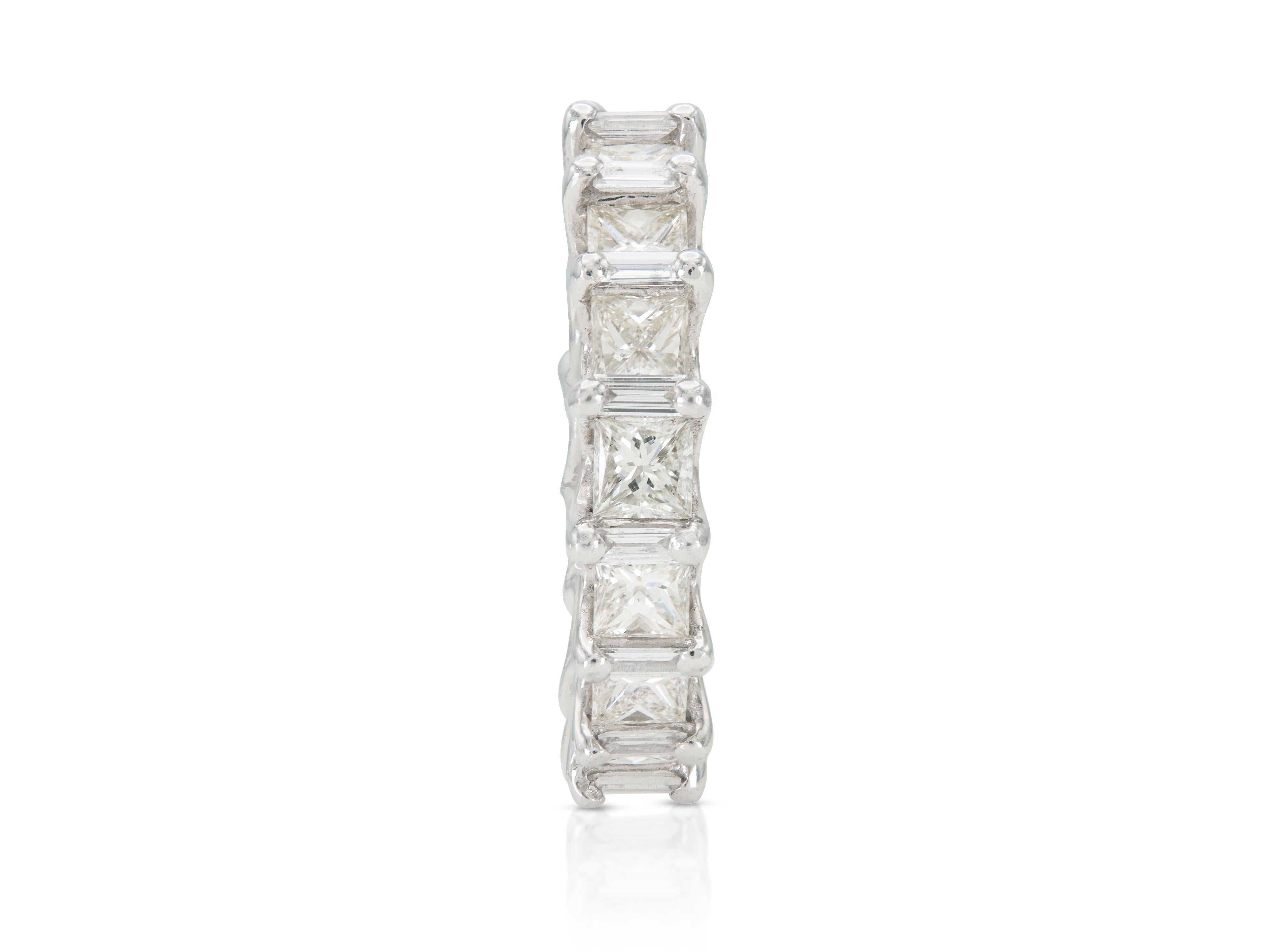 Taille princesse 5.10 Carat Princess Cut Diamond Eternity Band en vente