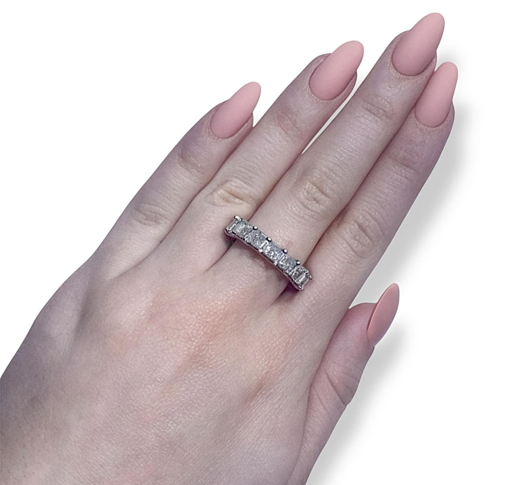 5.10 Carat Princess Cut Diamond Eternity Band Pour femmes en vente