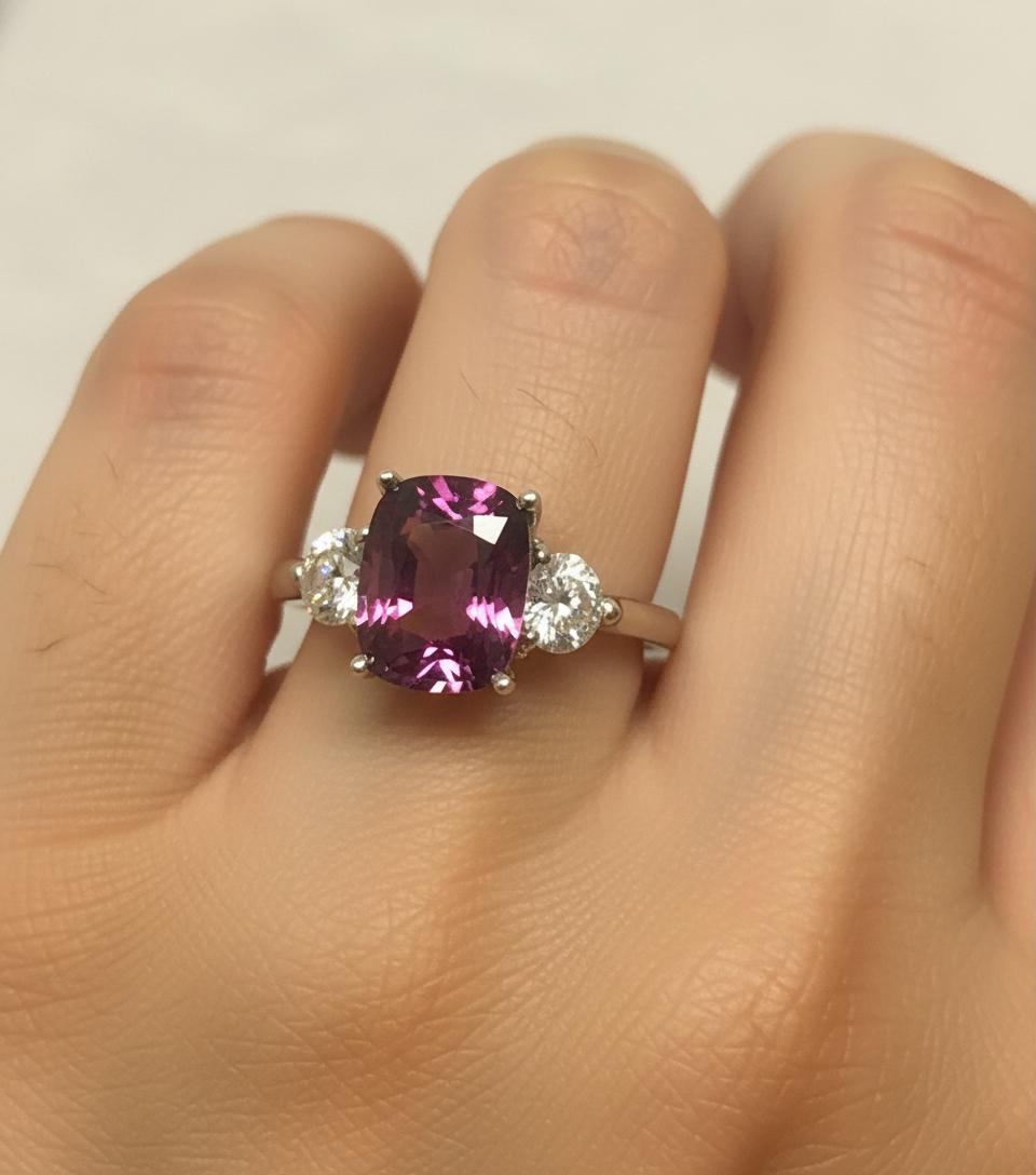 Taglio cuscino Anello di fidanzamento in platino a tre pietre con spinello e diamante da 5,10 carati, senza calore in vendita