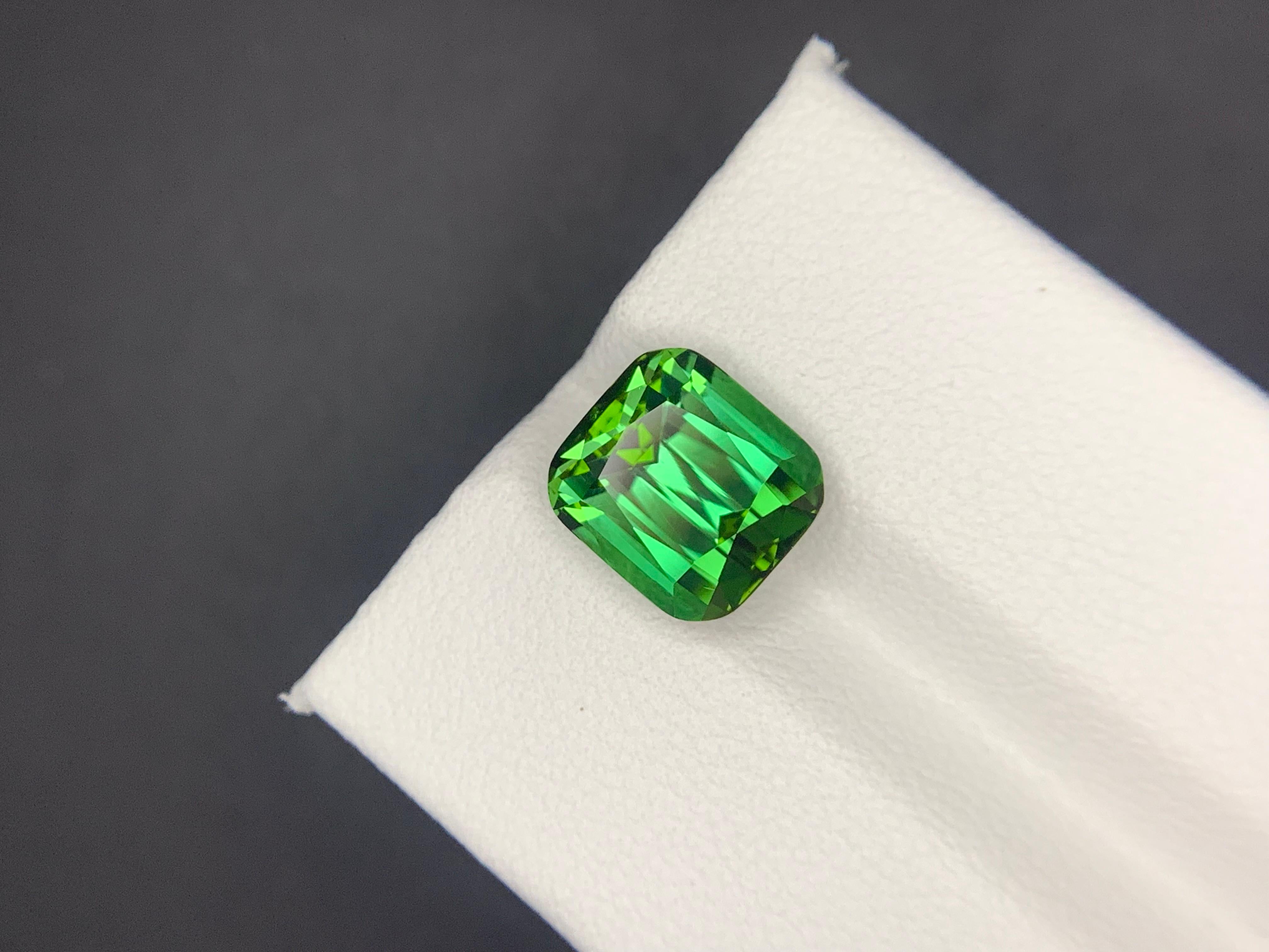 Tourmaline en vrac
Poids : 5.10 carats
Dimension : 9,4 x 8,6 x 7,6 mm
Origine : Kunar Afghanistan 
Forme : Coussin 
Traitement : Aucun
Couleur : Vert
Certificat : Sur demande du client 
.
Personnalisation possible, veuillez contacter notre service