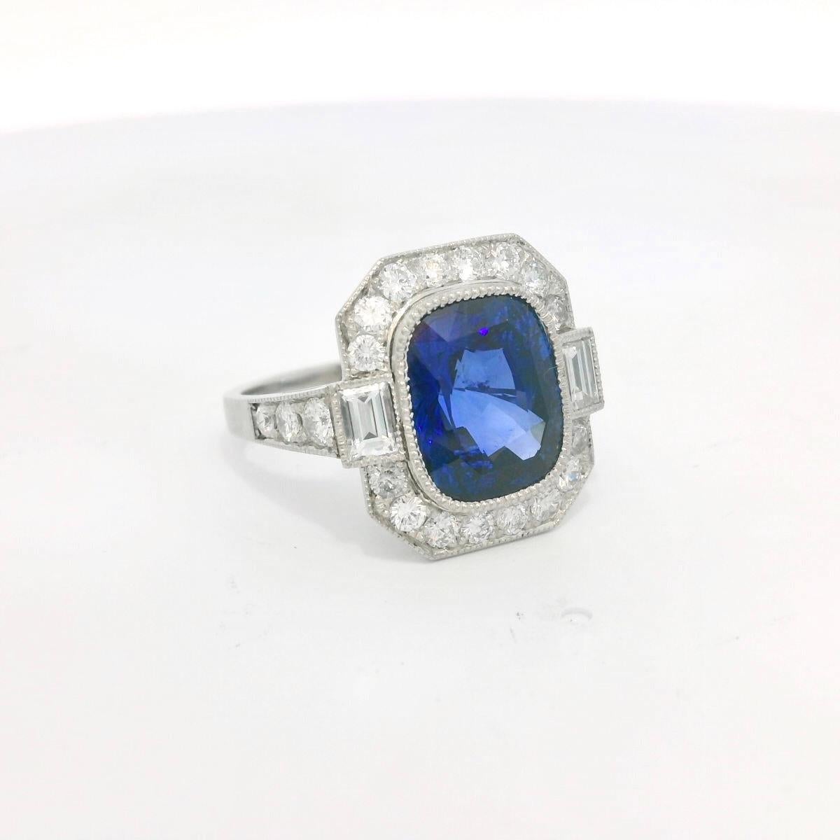 Art Deco 5.10 Carats rich deep blue Ceylon sapphire and diamond ring For Sale