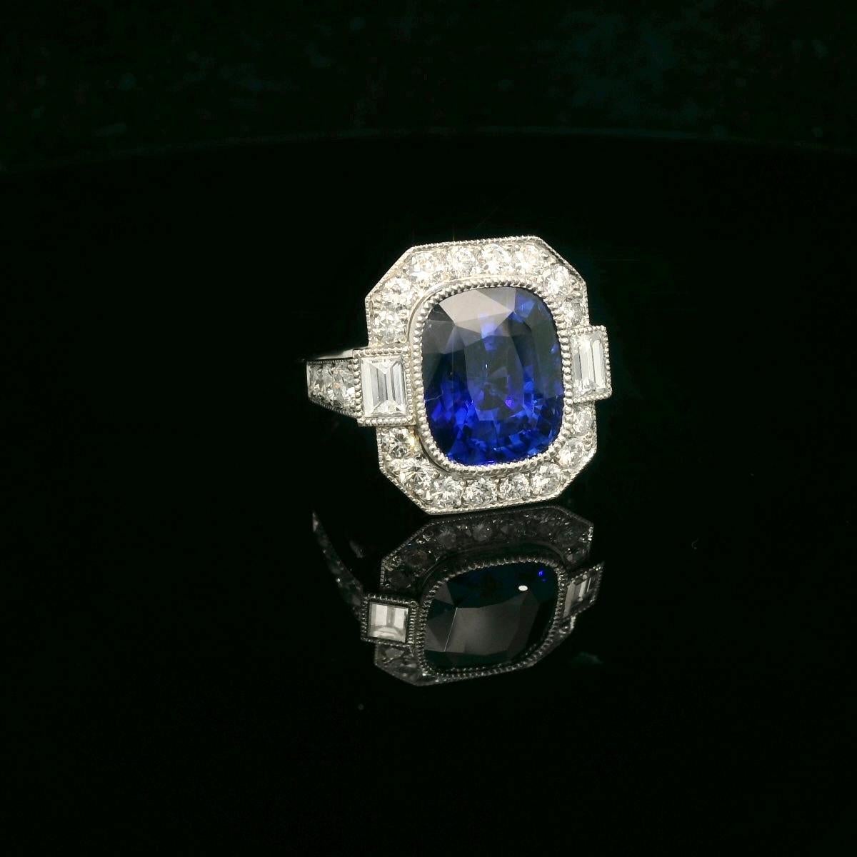5.10 Carats rich deep blue Ceylon sapphire and diamond ring In New Condition For Sale In Uccle, BE