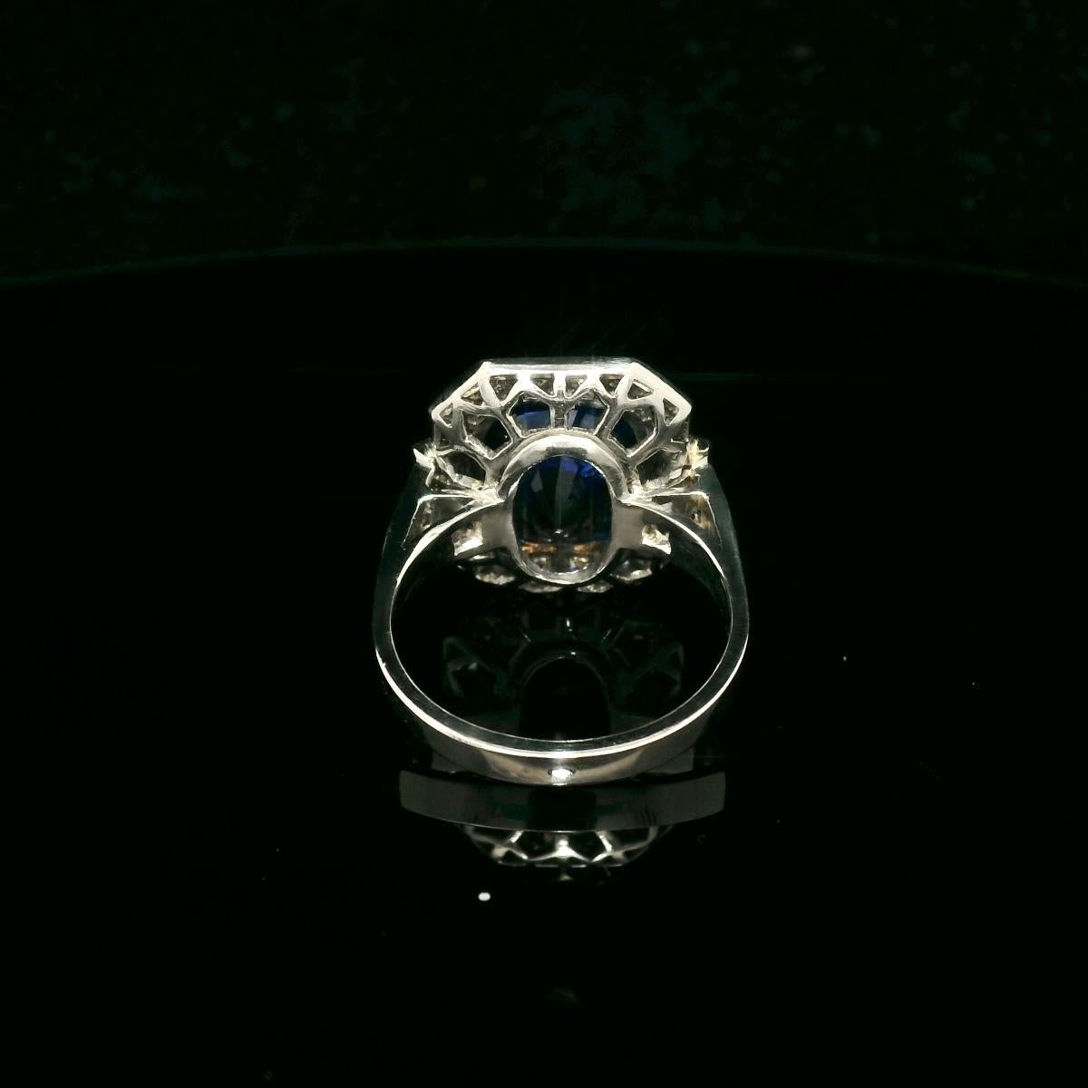 Women's or Men's 5.10 Carats rich deep blue Ceylon sapphire and diamond ring For Sale