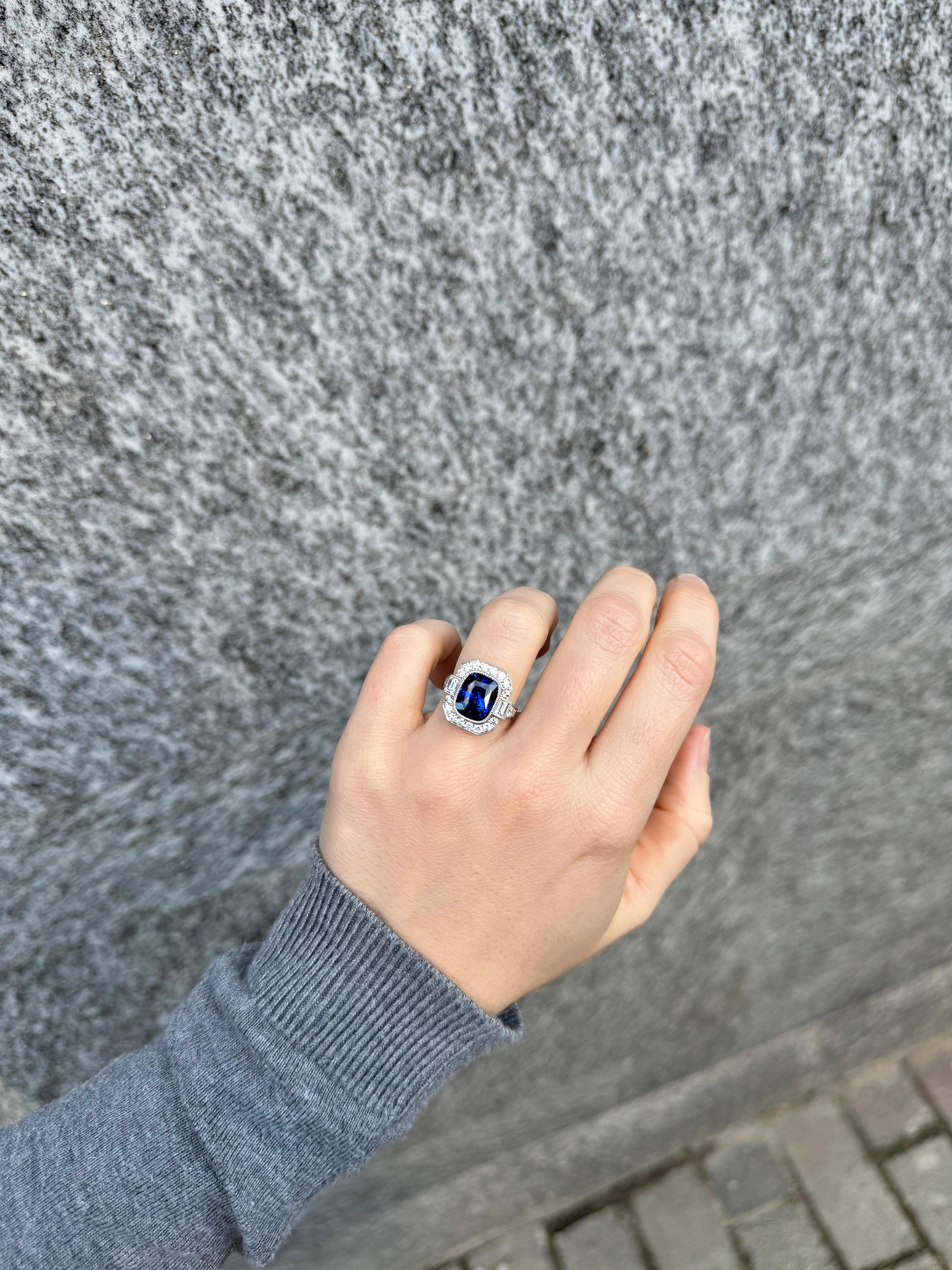 5.10 Carats rich deep blue Ceylon sapphire and diamond ring For Sale 1