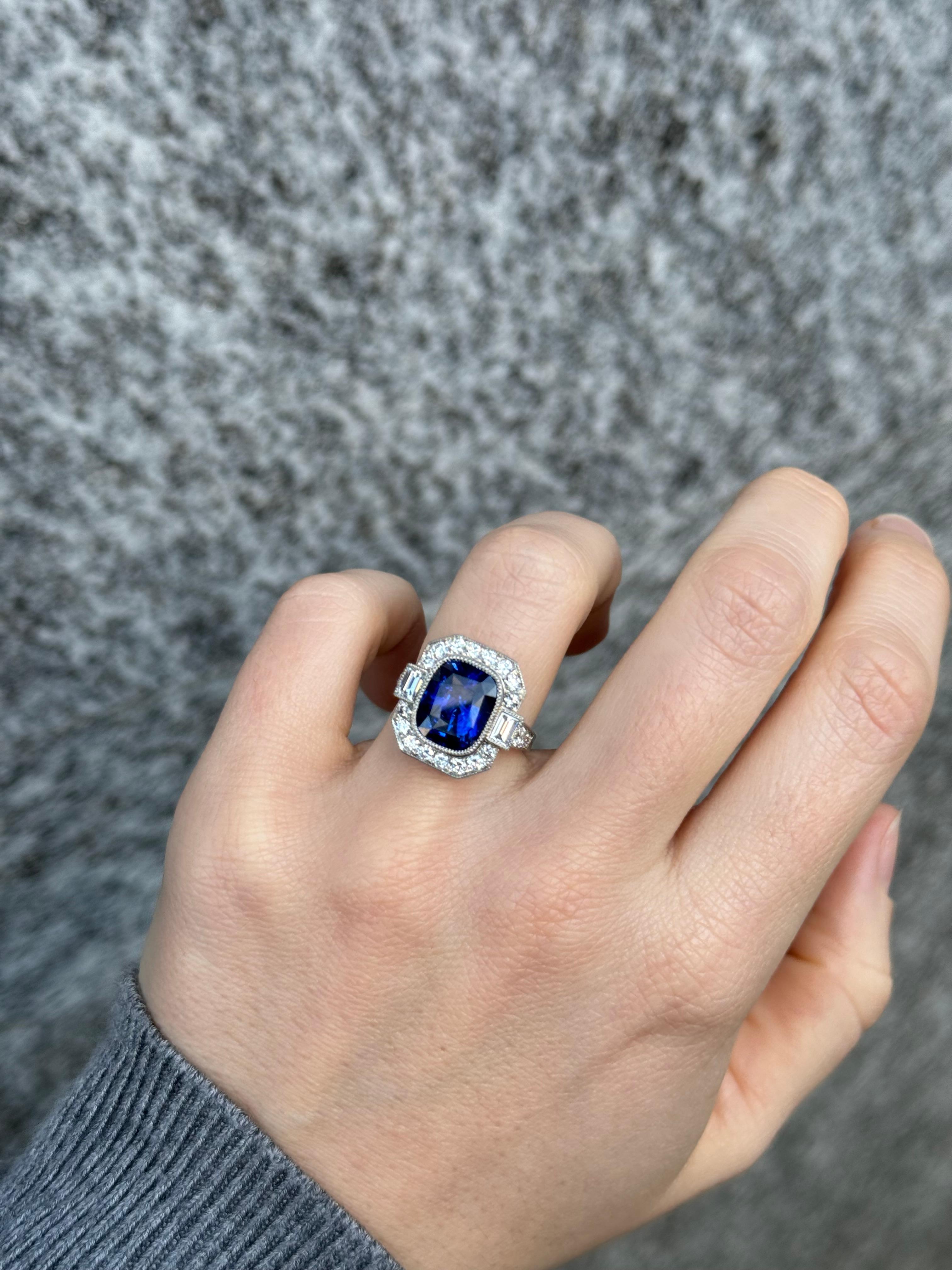 5.10 Carats rich deep blue Ceylon sapphire and diamond ring For Sale 2