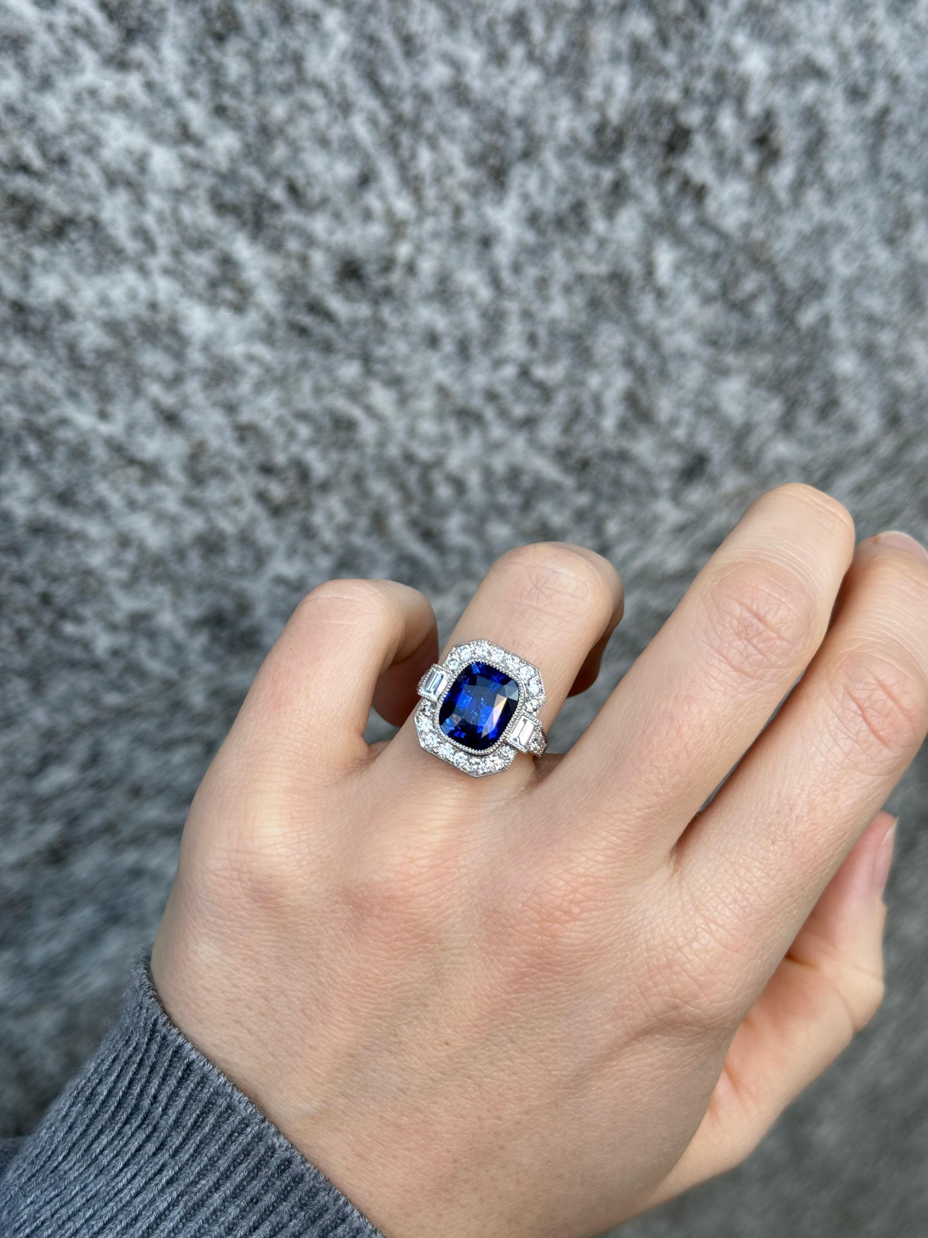 5.10 Carats rich deep blue Ceylon sapphire and diamond ring For Sale 3