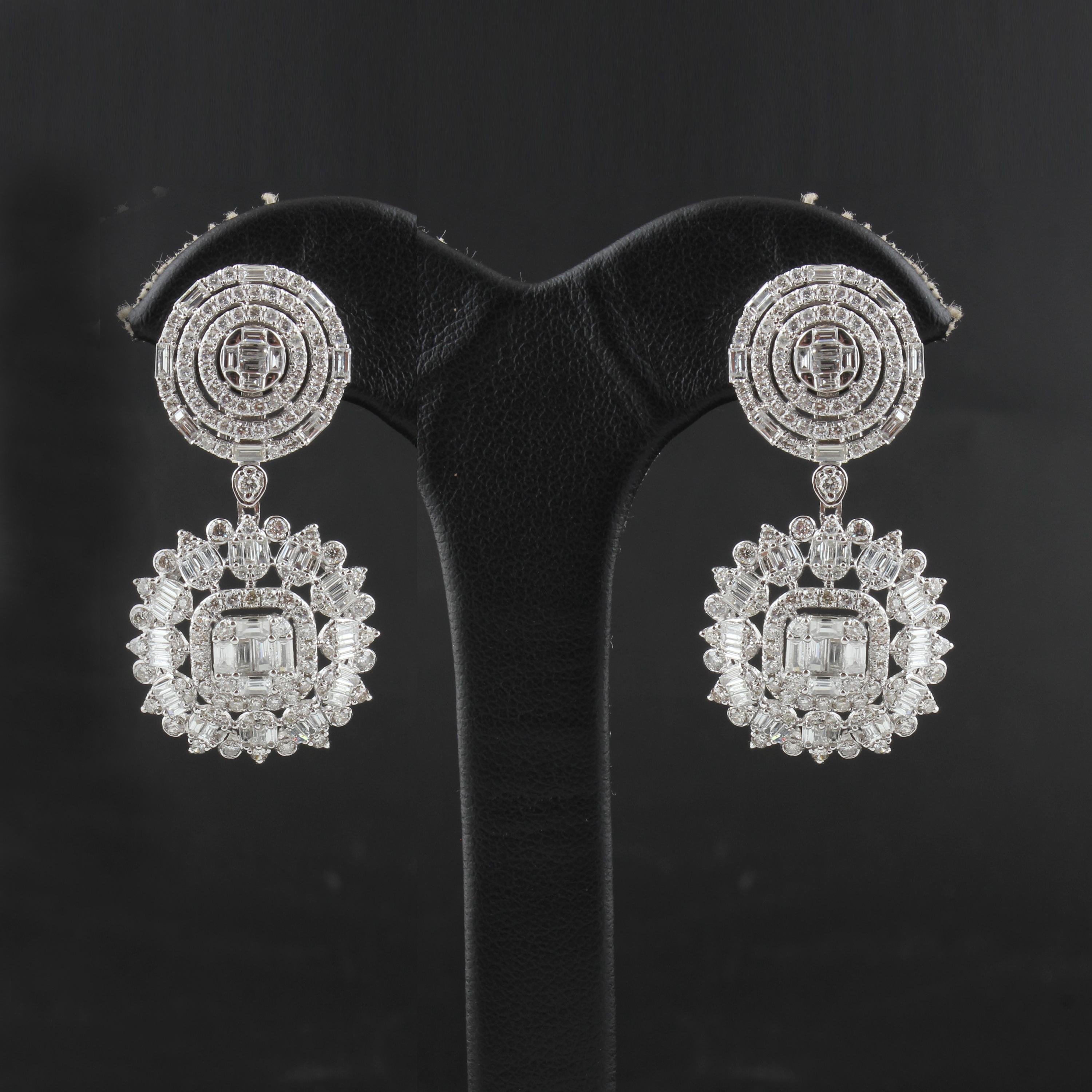 Women's 5.10 Ct. SI/HI Baguette & Round Diamond Fine Dangle Earrings 18 Karat White Gold For Sale
