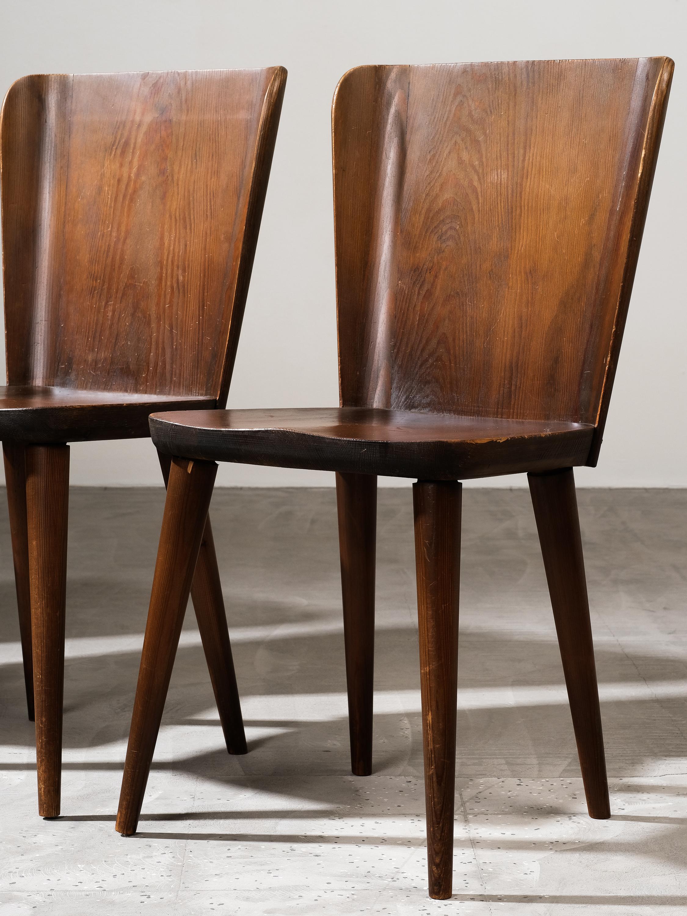 This elegant set of four Model 510 dining chairs was designed in the 1940s by Göran Malmvall for the esteemed Swedish manufacturer Karl Andersson & Söner. A celebrated example of Swedish functionalist design, the chairs are crafted from richly