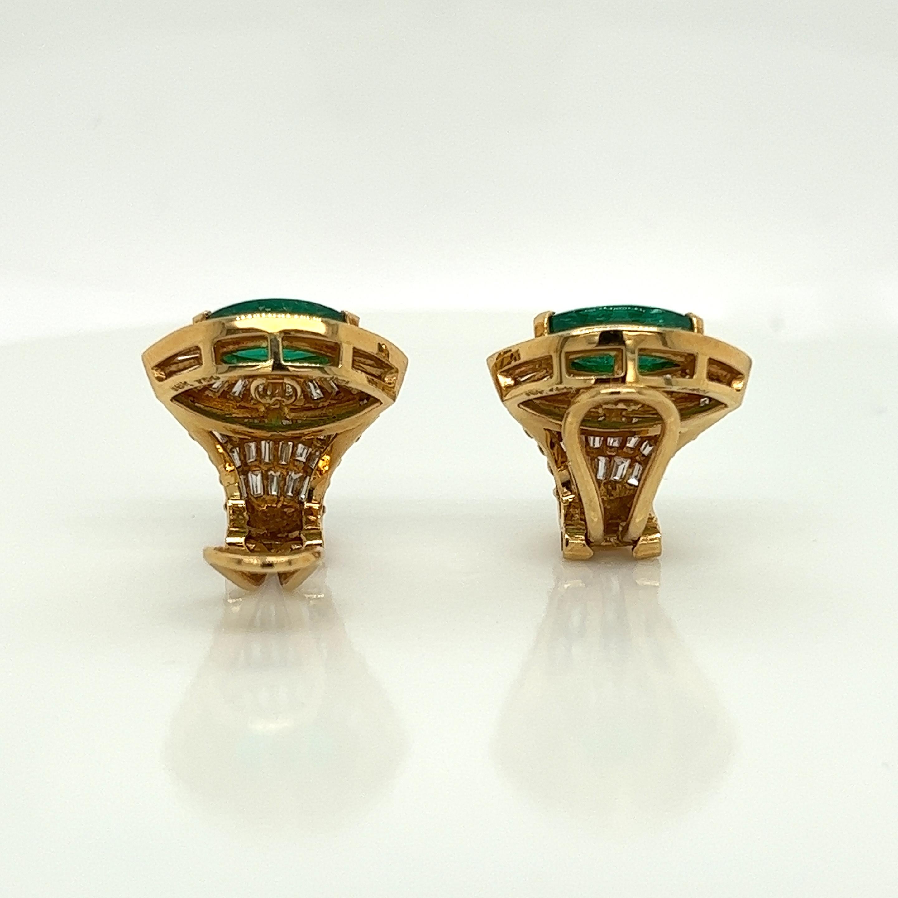Boucles d'oreilles en or jaune 18 carats avec diamants et émeraudes de Colombie de 5,10 carats au total en vente 2
