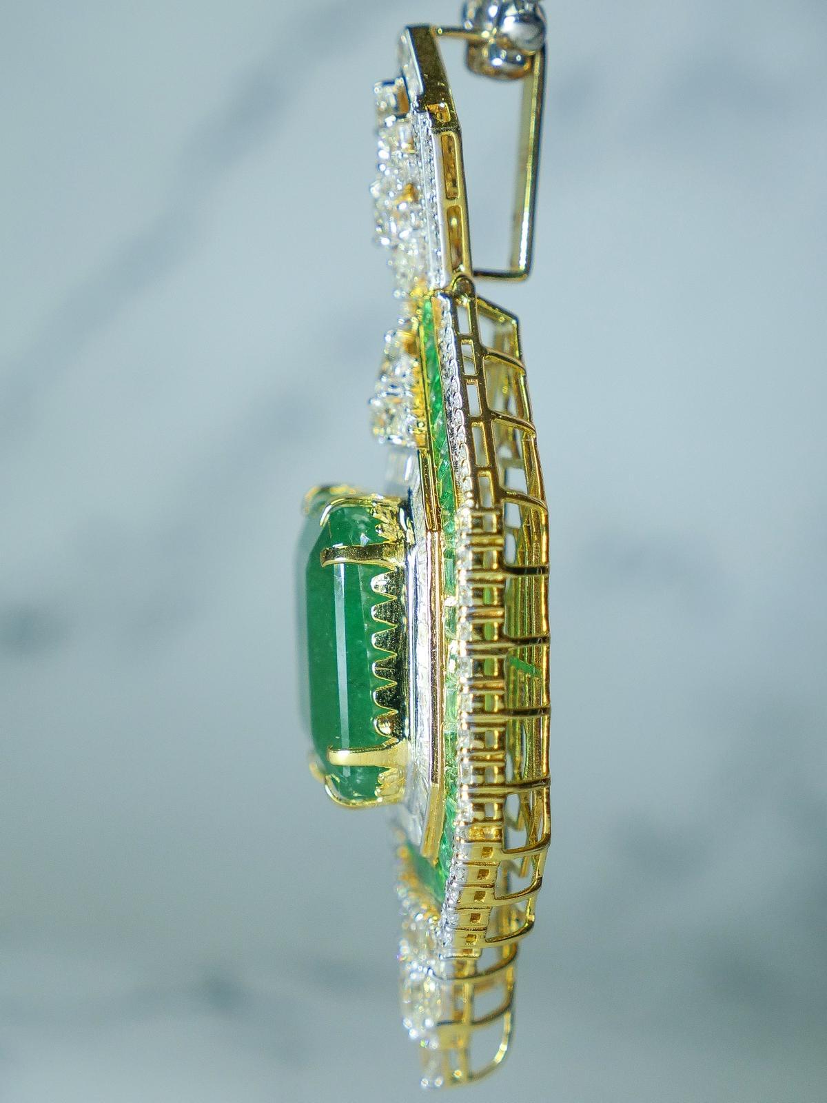 51,05 Karat sambischer natürlicher Smaragd und Diamant-Anhänger (Smaragdschliff) im Angebot