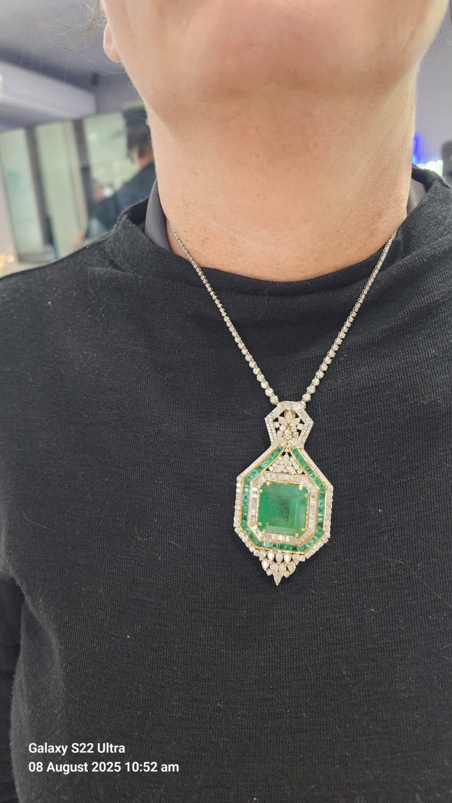 51,05 Karat sambischer natürlicher Smaragd und Diamant-Anhänger Damen im Angebot