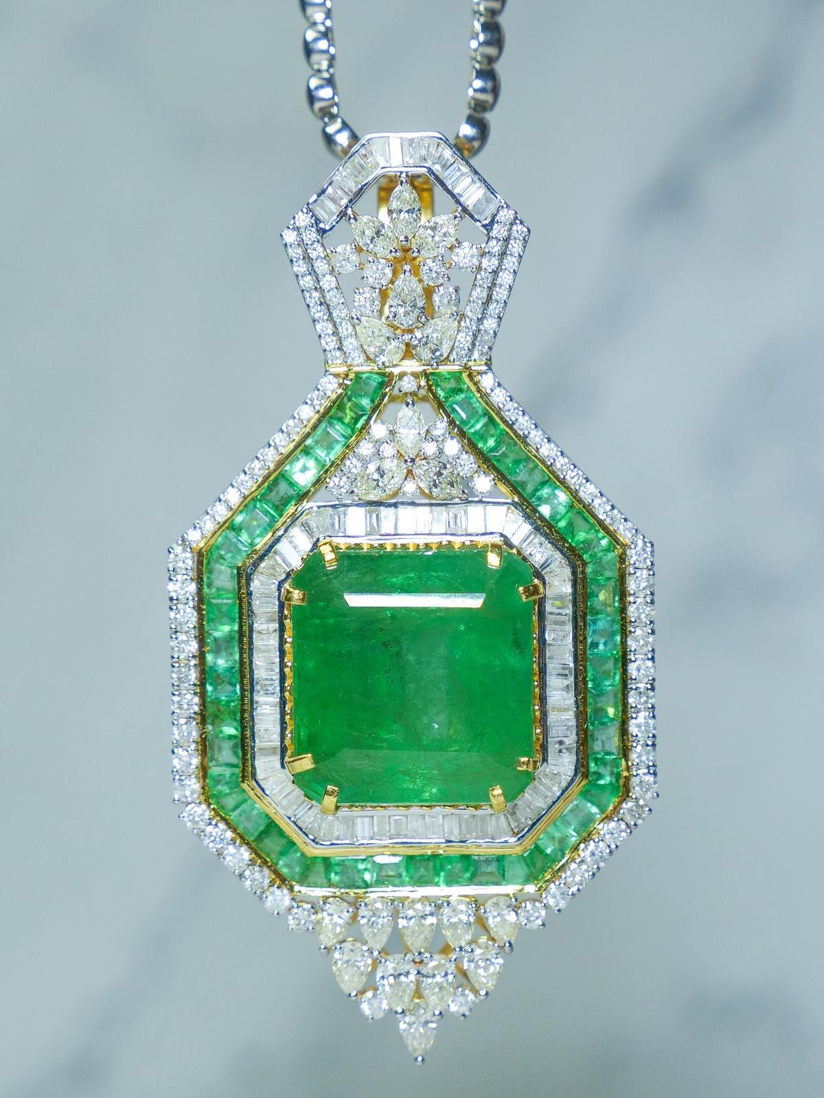 51,05 Karat sambischer natürlicher Smaragd und Diamant-Anhänger im Angebot 1