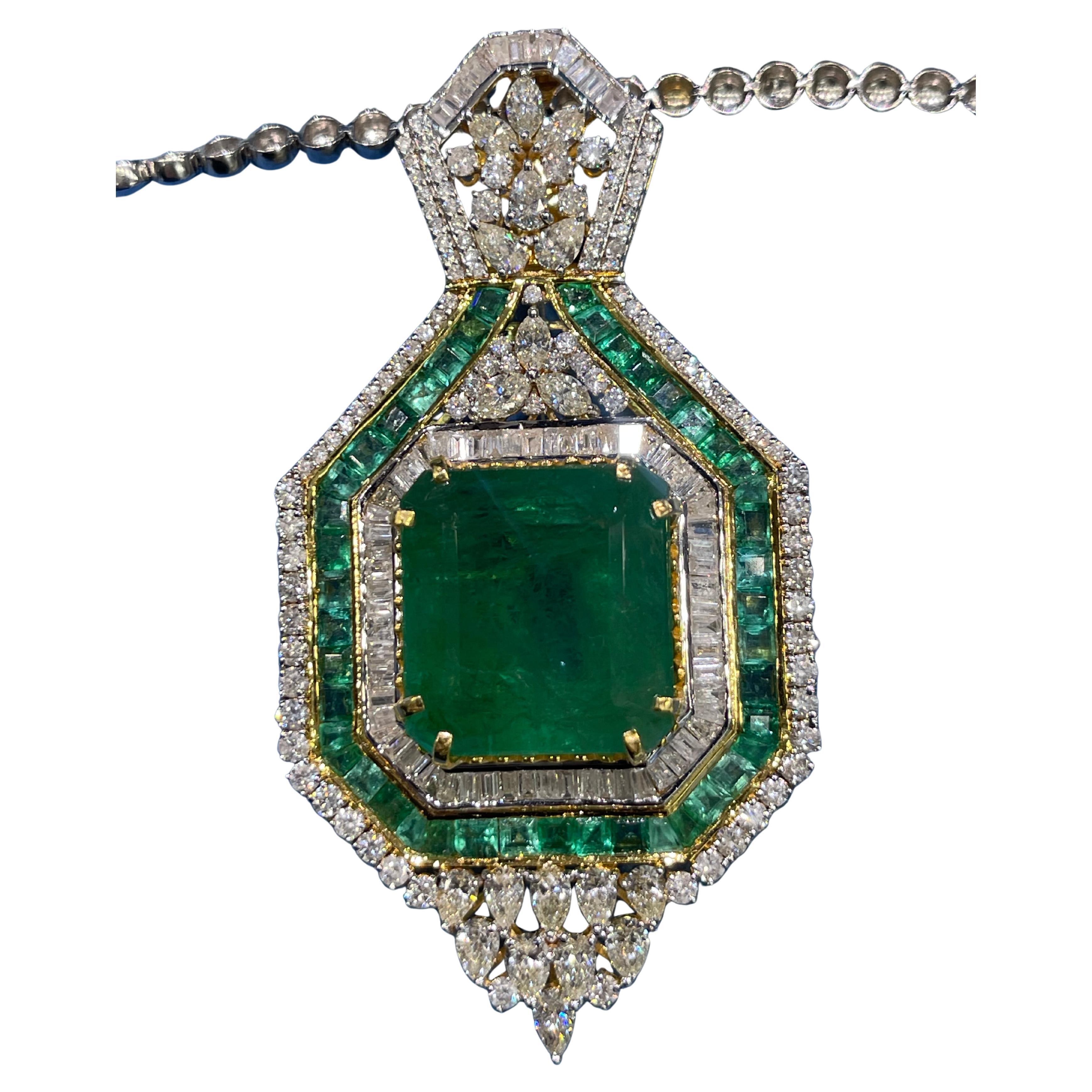 51,05 Karat sambischer natürlicher Smaragd und Diamant-Anhänger im Angebot
