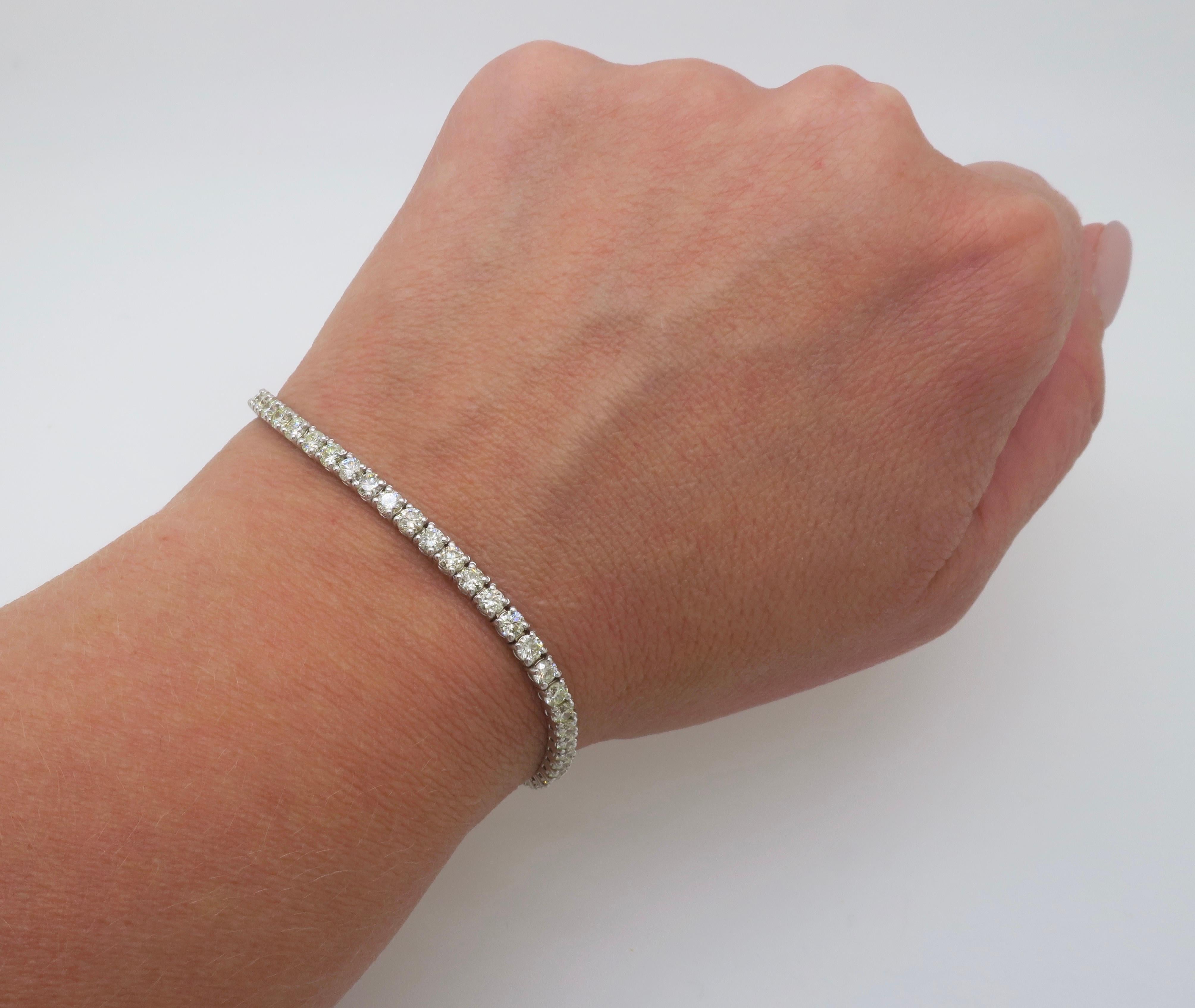 Klassisches Armband mit 5,10CTW Diamanten aus Erdminen, gefertigt aus 14k Weißgold. 

Edelstein: Erde abgebauter Diamant
Diamant Karat Gewicht: 5.10CTW 
Diamant-Schliff: Runder Brillantschliff 
Farbe: I-K
Klarheit: VS1-SI2
Metall: 14K
