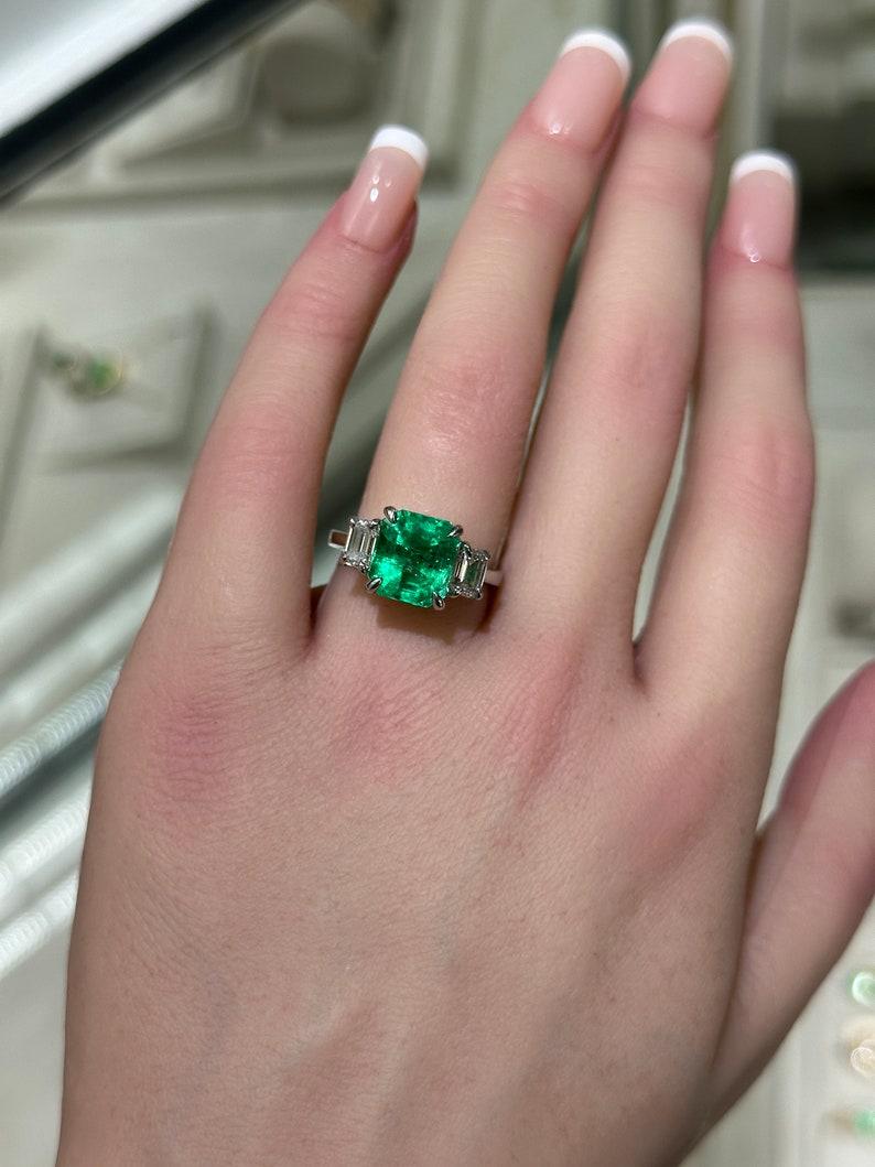 5,10 tcw 18K kolumbianischen Smaragd & Diamant 3-Stein-Ring, Rich Green, Prong Set 750 (Zeitgenössisch) im Angebot