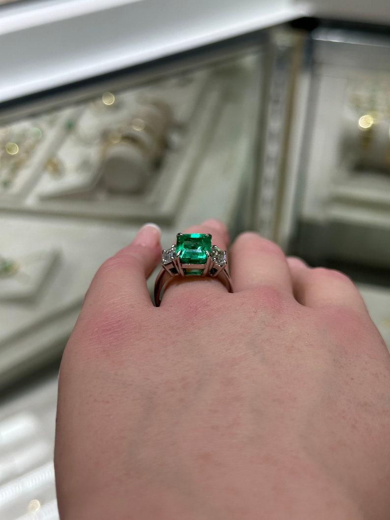 5,10 tcw 18K kolumbianischen Smaragd & Diamant 3-Stein-Ring, Rich Green, Prong Set 750 (Smaragdschliff) im Angebot