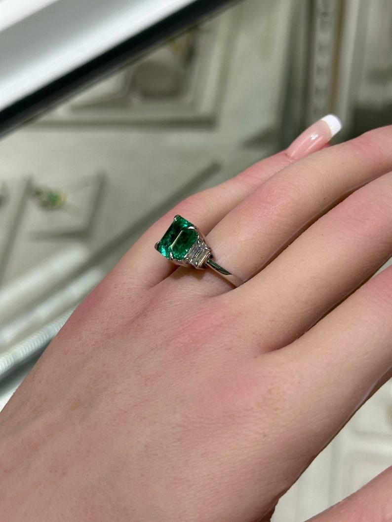 5,10 tcw 18K kolumbianischen Smaragd & Diamant 3-Stein-Ring, Rich Green, Prong Set 750 im Zustand „Neu“ im Angebot in Jupiter, FL