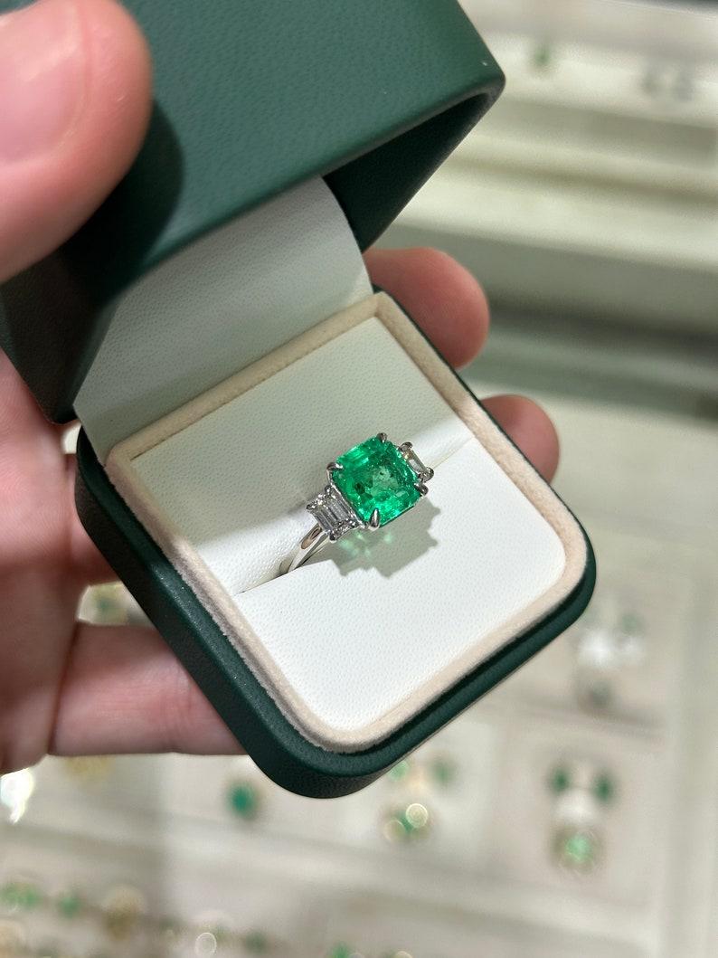 5,10 tcw 18K kolumbianischen Smaragd & Diamant 3-Stein-Ring, Rich Green, Prong Set 750 Damen im Angebot