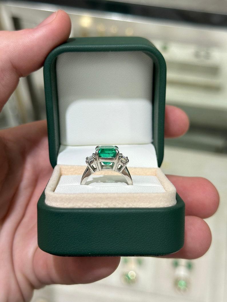 5,10 tcw 18K kolumbianischen Smaragd & Diamant 3-Stein-Ring, Rich Green, Prong Set 750 im Angebot 1
