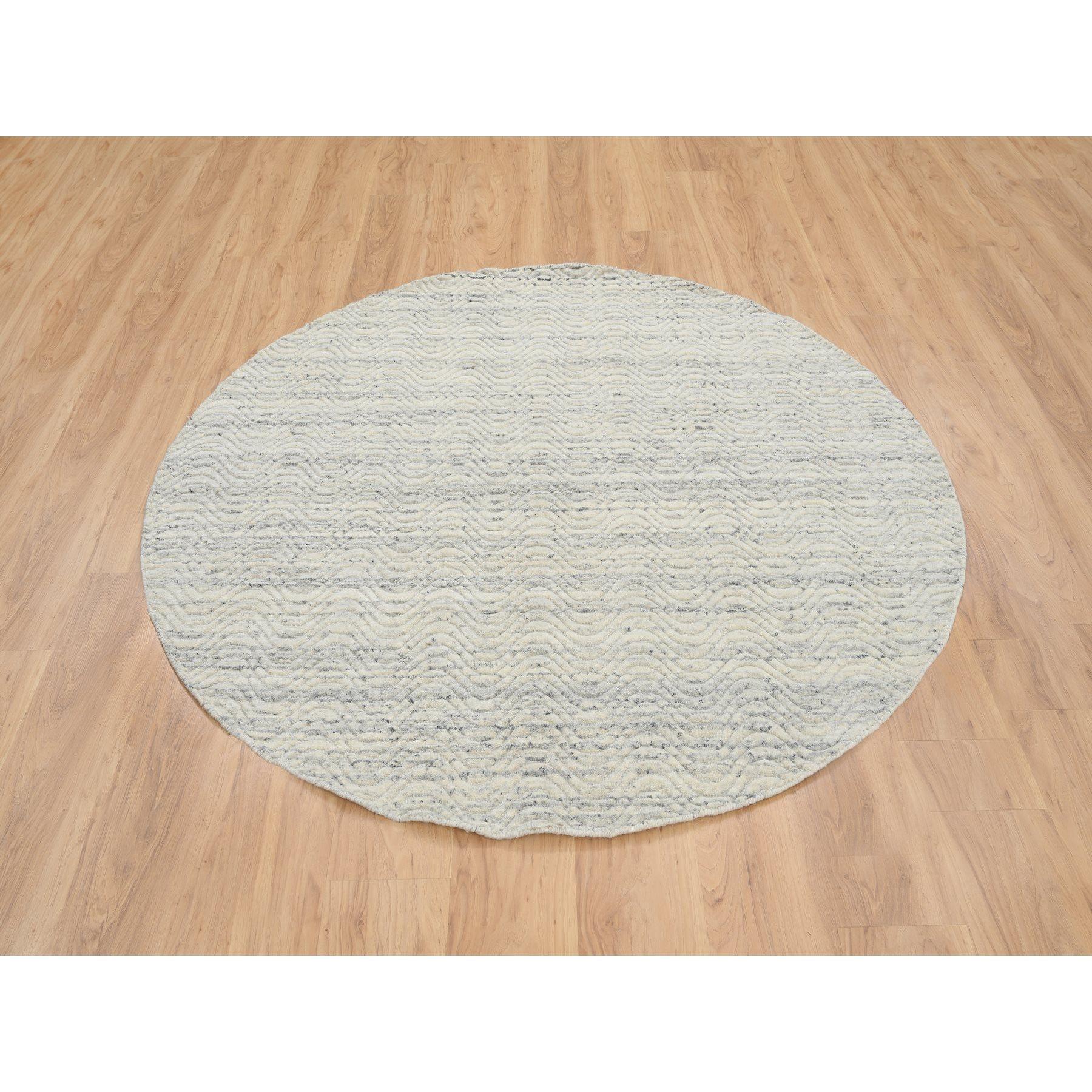 Dies ist eine wirklich echte one-of-a-kind Beige, Variegated Textured Modern Design, Hand Loomed Soft Wool, Round Oriental Rug. Es wurde monatelang in jahrhundertealten Webtechniken von erfahrenen Kunsthandwerkern gewebt.
Primäre MATERIALIEN: