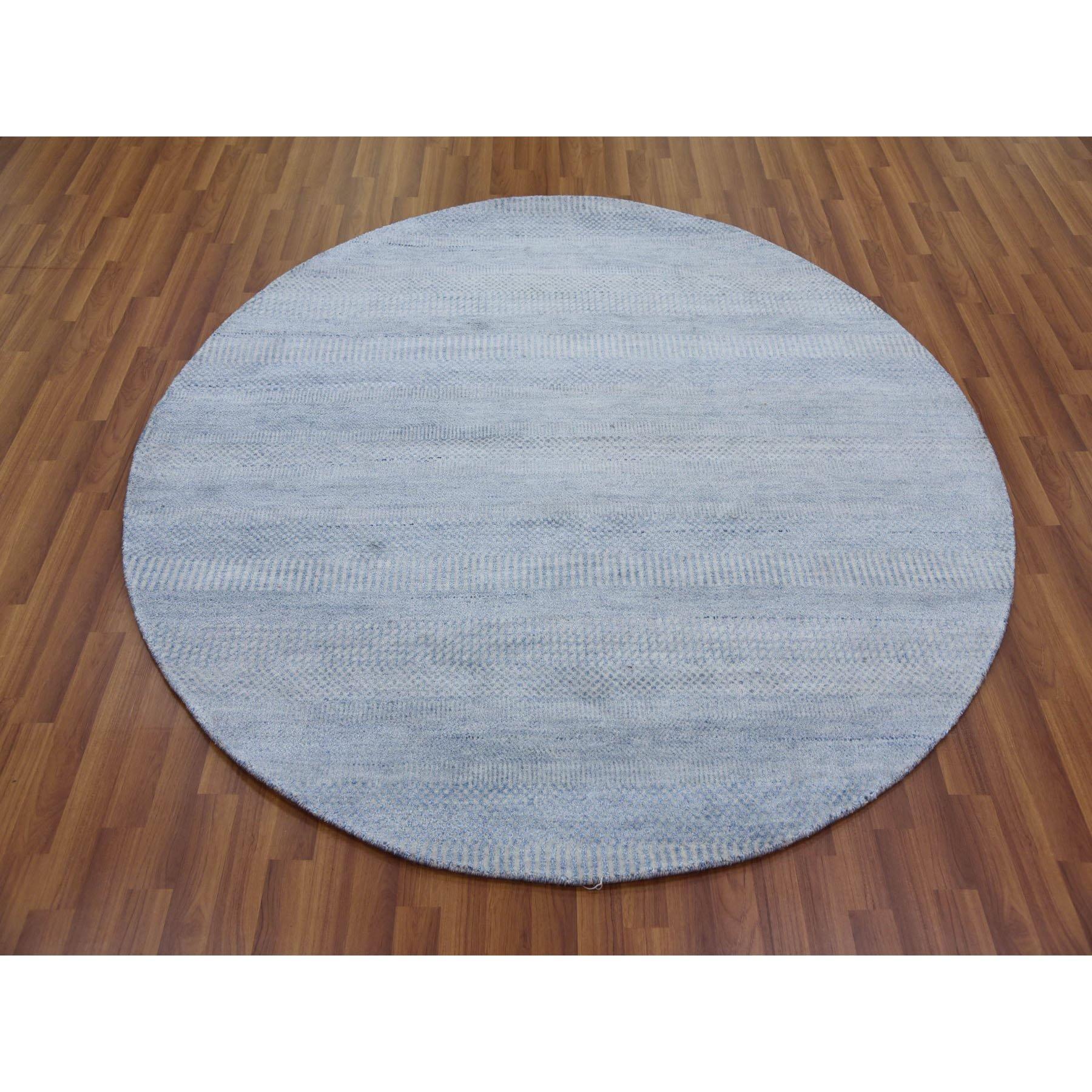 Si tratta di un autentico tappeto orientale rotondo blu chiaro, densamente tessuto in lana e seta, annodato a mano, con un moderno design a erba. È stato annodato per mesi e mesi con tecniche di tessitura secolari da esperti artigiani.
Materiali