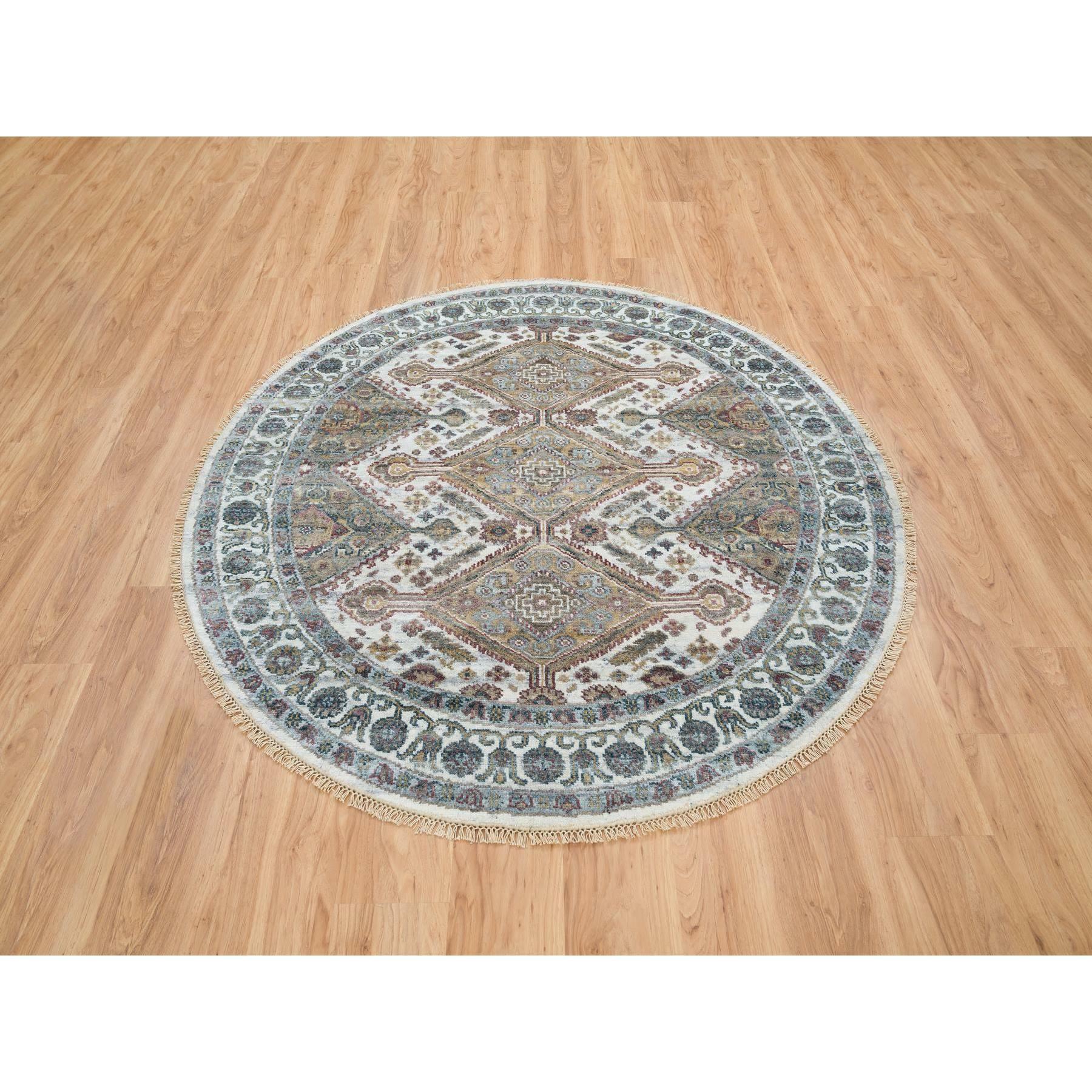 Il s'agit d'un véritable tapis d'Orient noué à la main à Shiraz Reimagined Unique Flower Rosettes Border Design, Round Oriental Rug. Il a été noué pendant des mois et des mois selon des techniques de tissage séculaires par des artisans