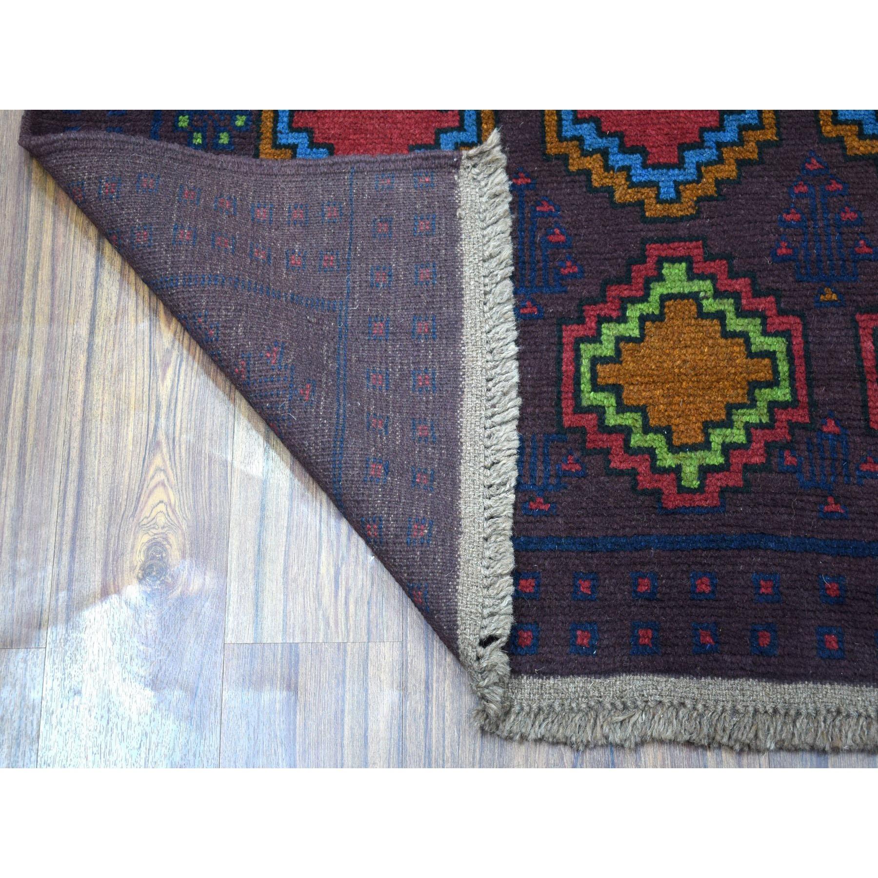 Il s'agit d'un véritable tapis d'Orient en pure laine nouée à la main, de couleur violette, au Design Geometric Colorful Afghan Baluch. Il a été tissé pendant des mois et des mois selon les techniques séculaires de l'artisanat persan par des