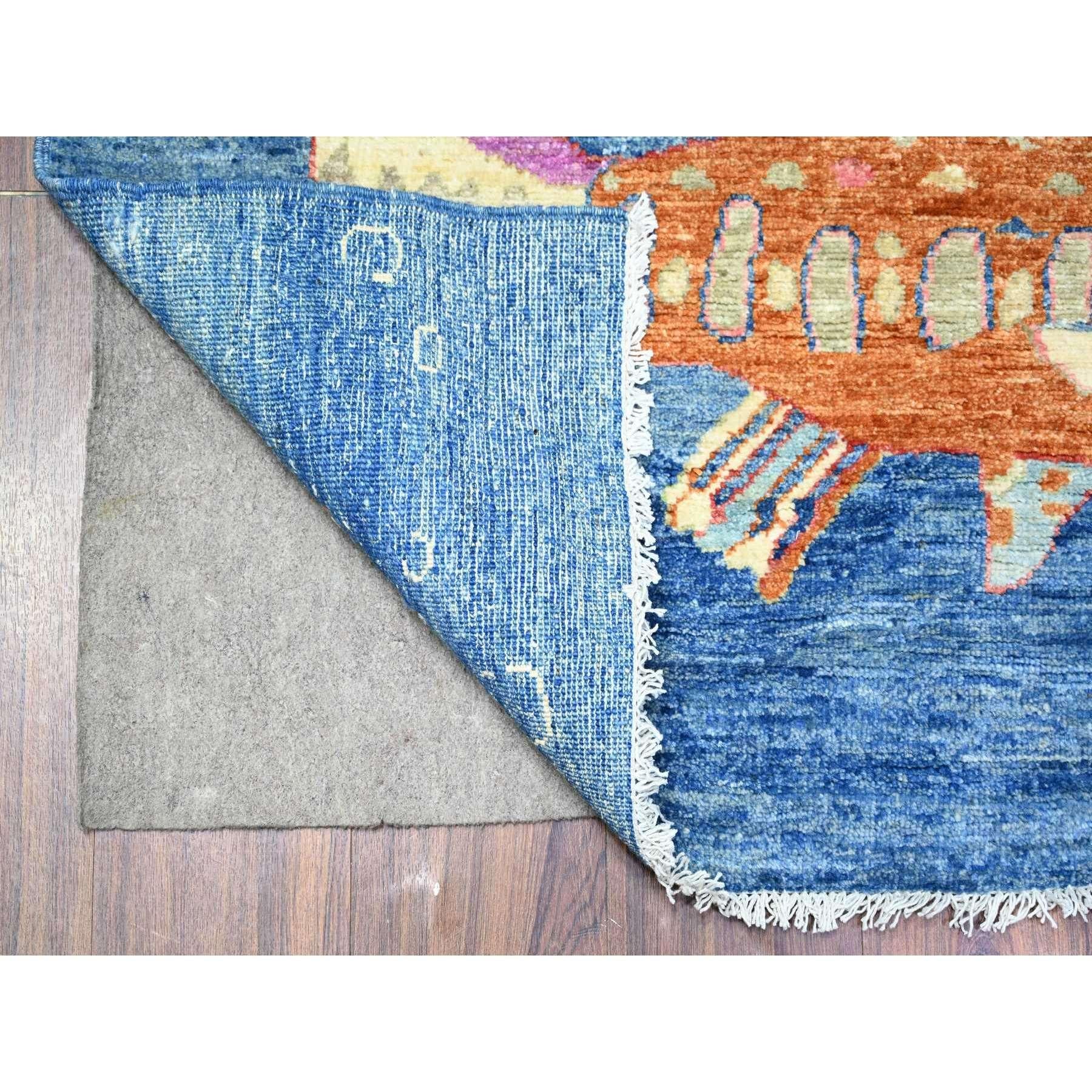 Il s'agit d'un véritable tapis d'Orient afghan Peshawar à motifs de poissons océaniques colorés, en laine biologique nouée à la main, unique en son genre. Il a été noué pendant des mois et des mois selon des techniques de tissage séculaires par des
