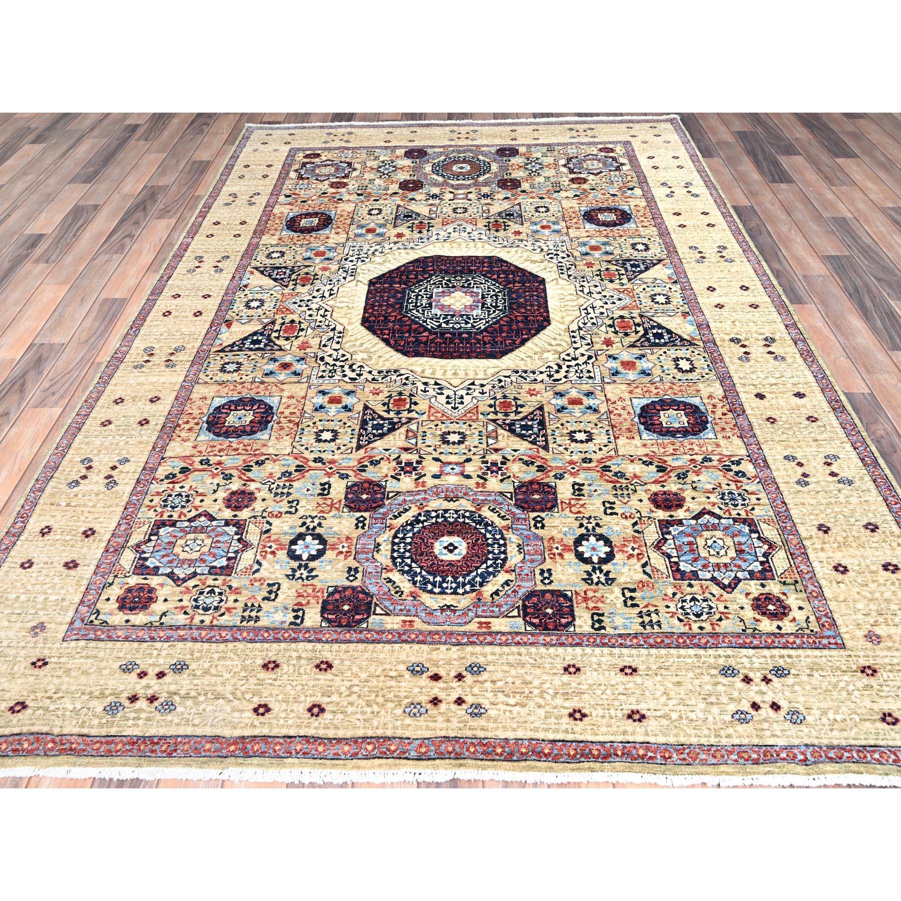 Jaune de lin, teintures végétales, laine extra douce, noué à la main, motif de la dynastie Mamluke du 14e siècle, 200 KPSI, tapis d'Orient
Matières premières : Laine
Latex : Pas de poils 
hauteur : 0,25 pouces
Style : Transitionnel
Couleur primaire