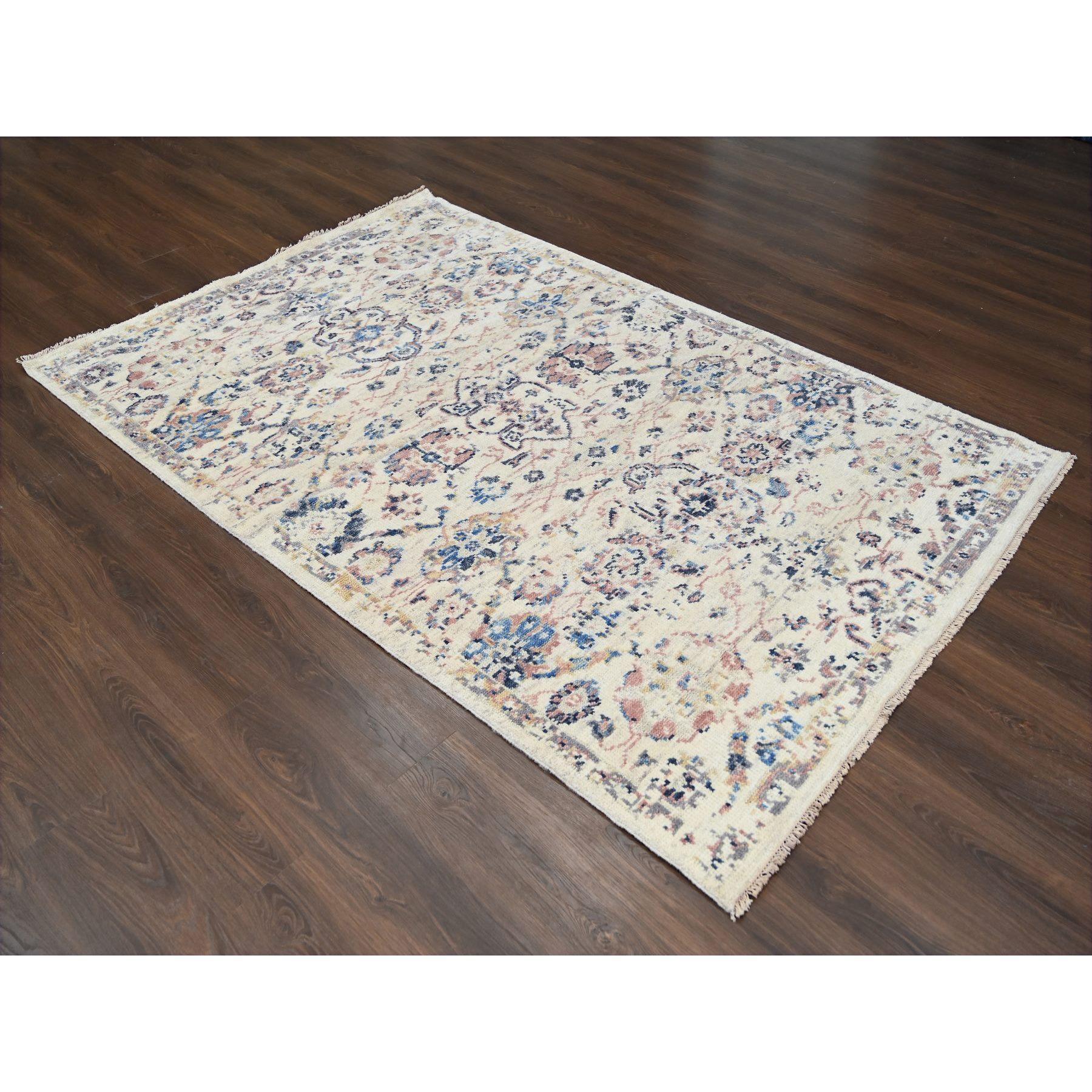 Il s'agit d'un véritable tapis d'Orient Oushak en pure laine, noué à la main, Mahal Design, Supple Collection. Il a été noué pendant des mois et des mois selon des techniques de tissage séculaires par des artisans experts.
Matières premières :