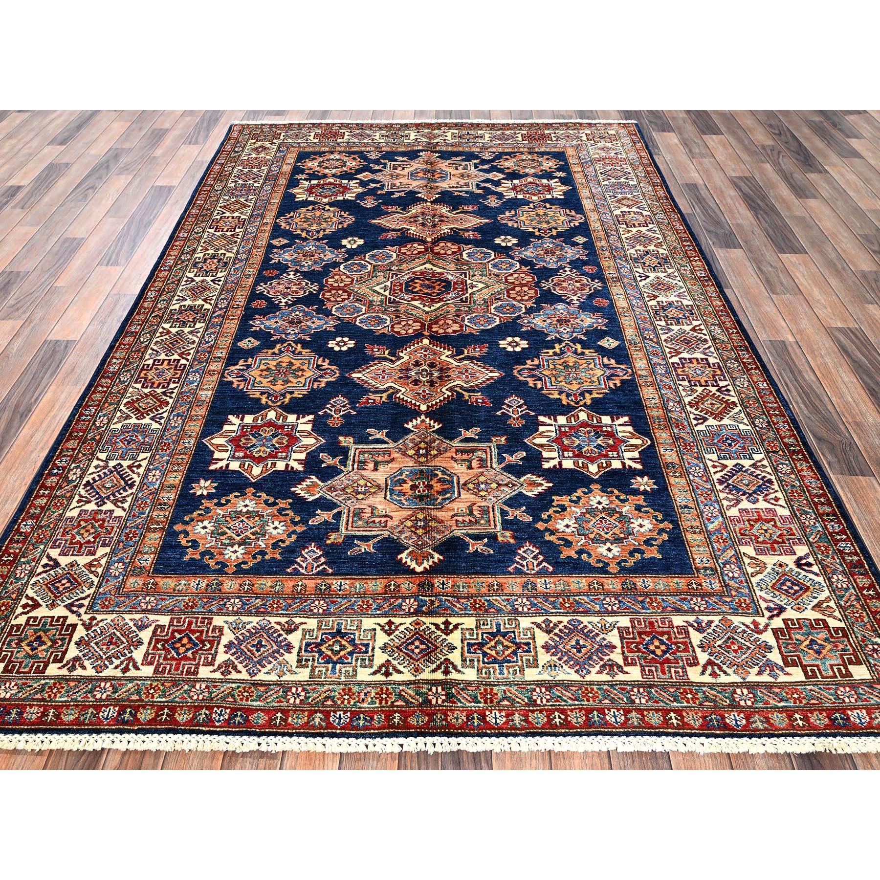 Marineblau, Afghanischer Super Kazak mit geometrischem Medaillon-Design, handgeknüpft, weiche und glänzende Wolle, Orientteppich
Primäre MATERIALIEN: Wolle
Latex: Kein Flor 
Höhe: 0,25 Zoll
Stil: Traditionell
Grundfarbe: Blau
Sekundäre Farben: Rot,